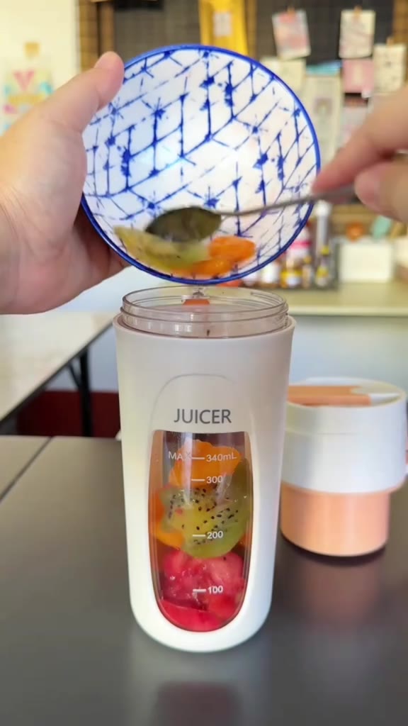 เครื่องปั่นน้ำผลไม้พกพา_thumbnail_2