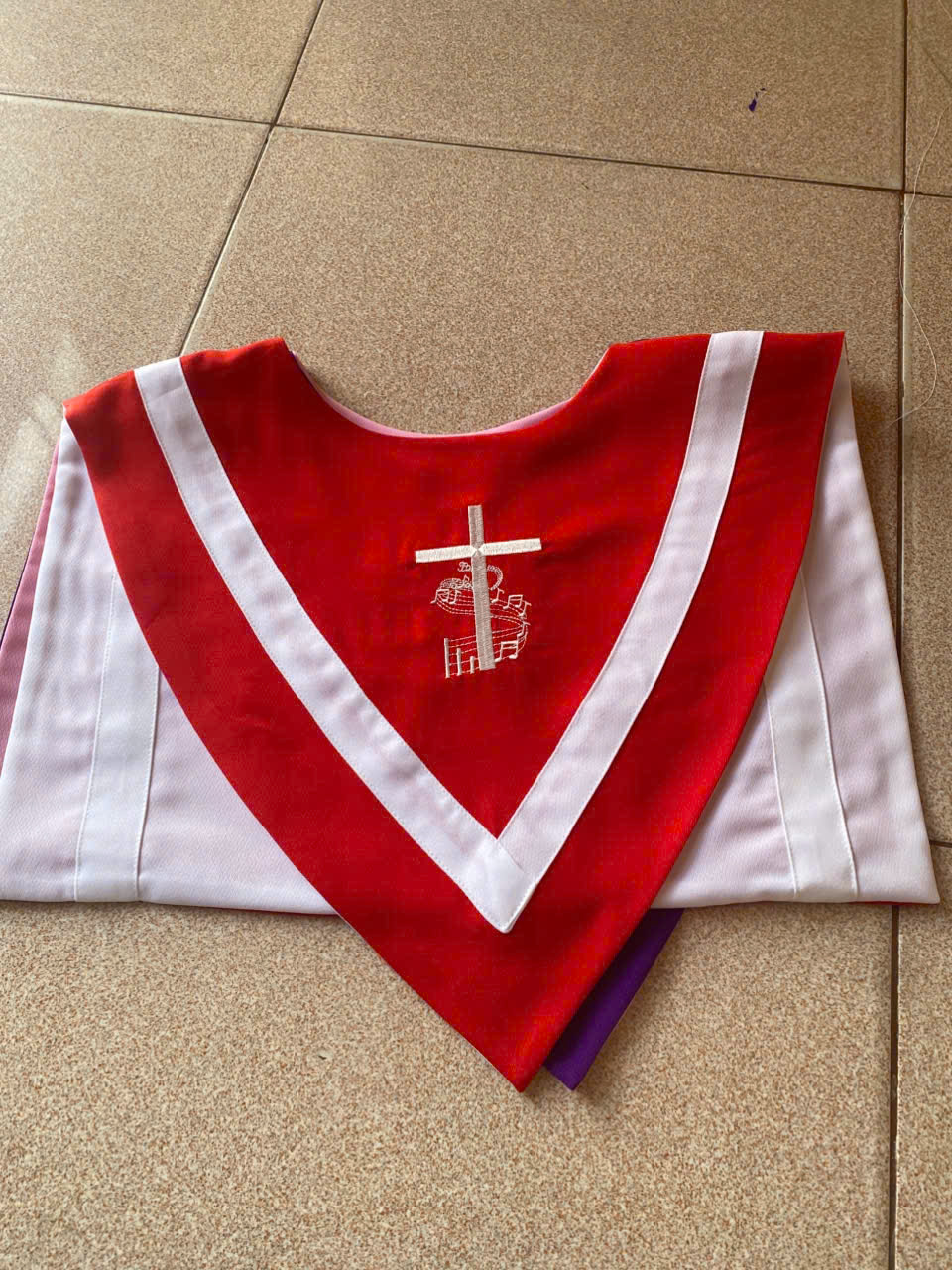 Yếm ca đoàn vải phi bóng không cổ - 2 mặt 2 màu_thumbnail_2