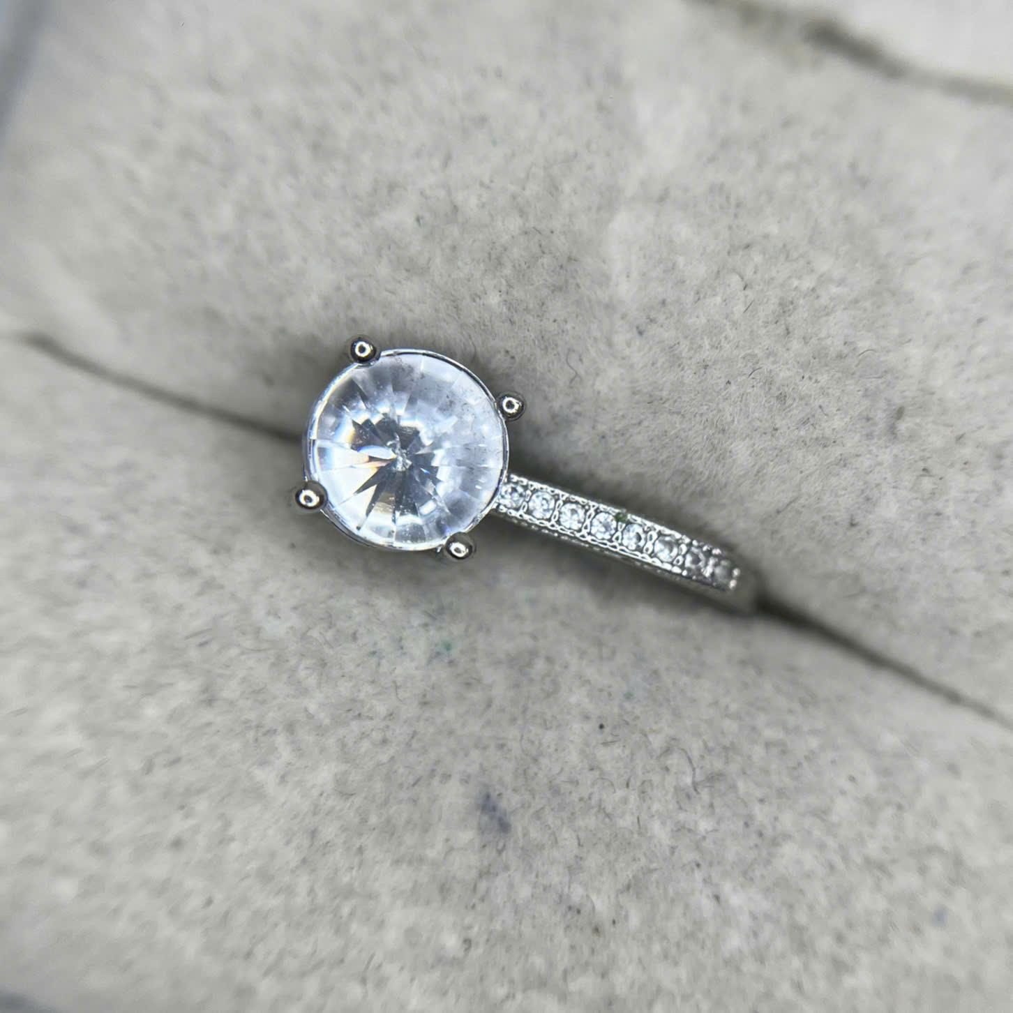 Khuyên kiểu hạt đá to vòng.