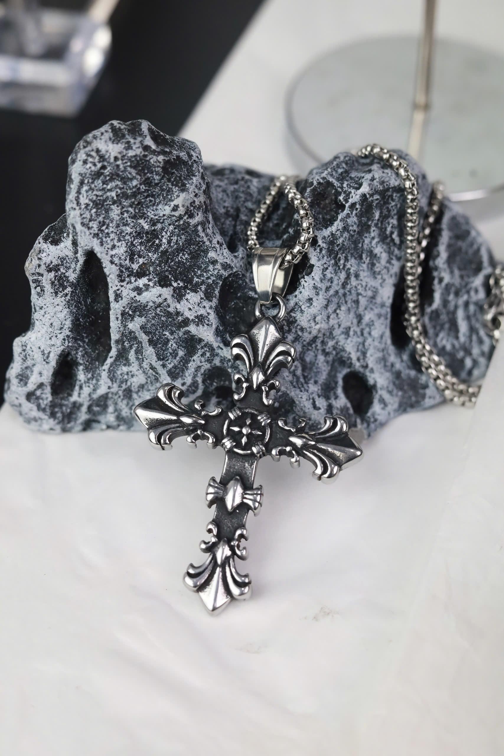 Vòng cổ titan thánh giá hoa văn cổ điển_thumbnail_3