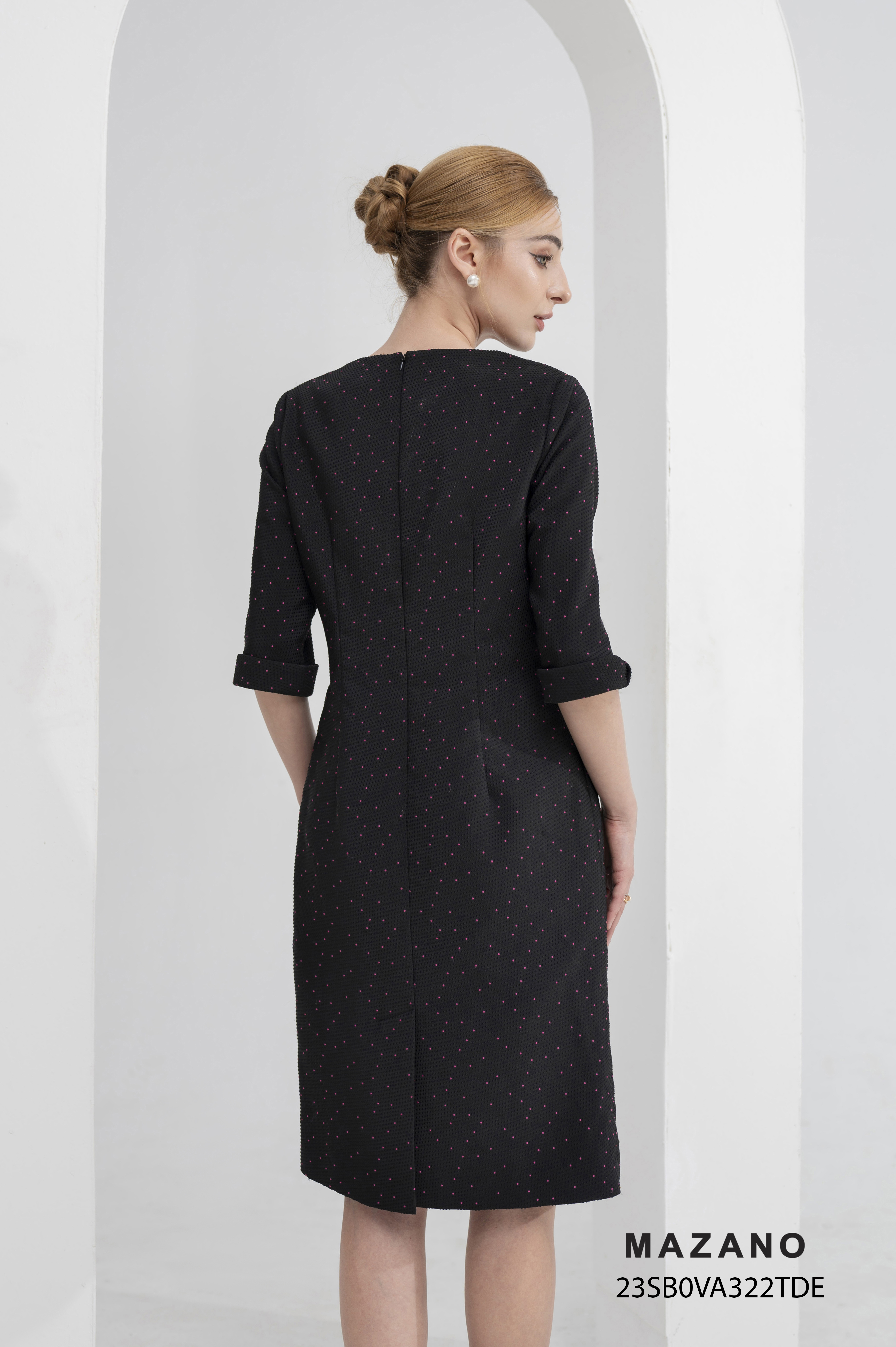 Váy Đầm suông Vải Gấm mềm Đính hoa cuốn Cổ tròn Tay lỡ Dài qua gối