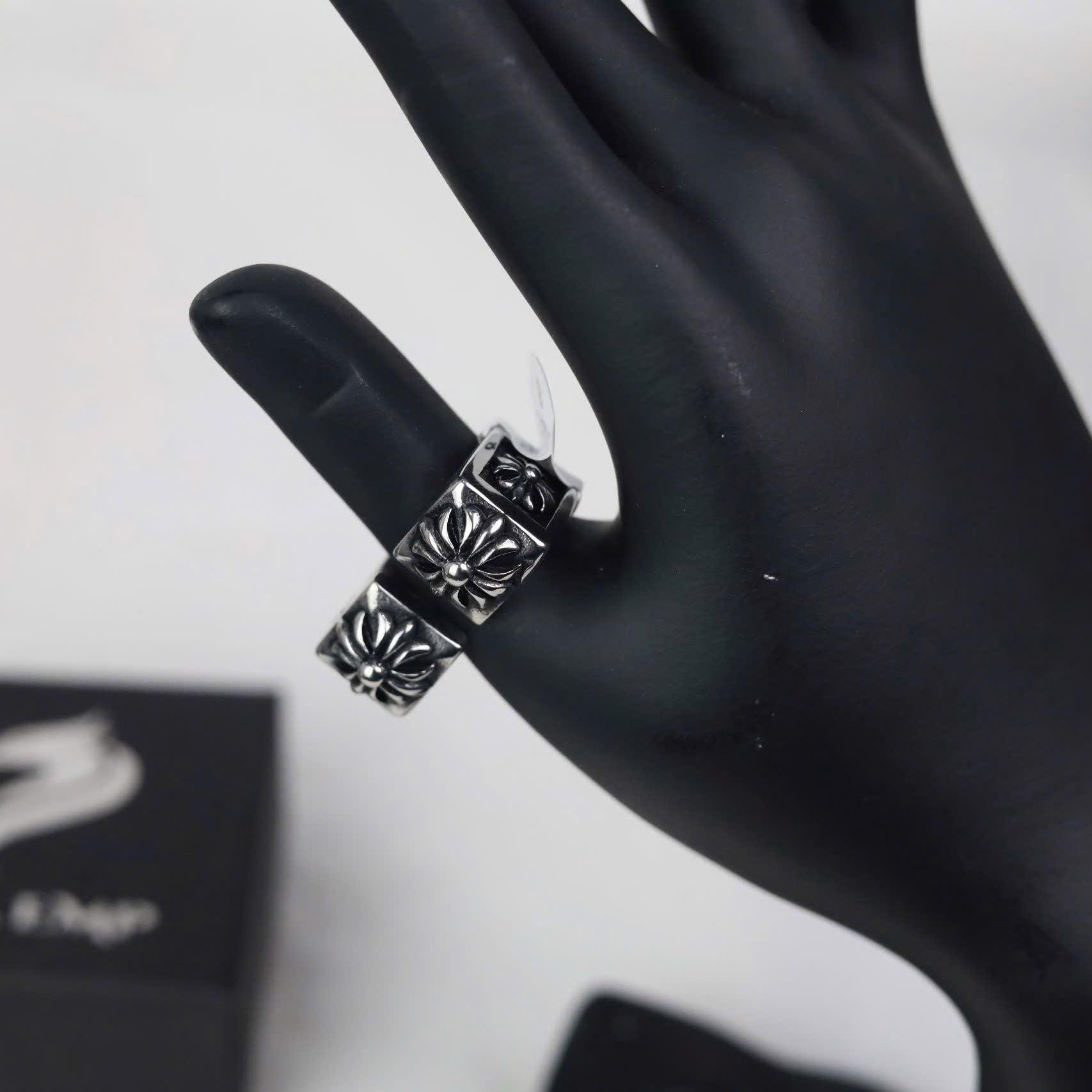 Nhẫn kiểu chrome heart hoạ tiết nổi_thumbnail_3