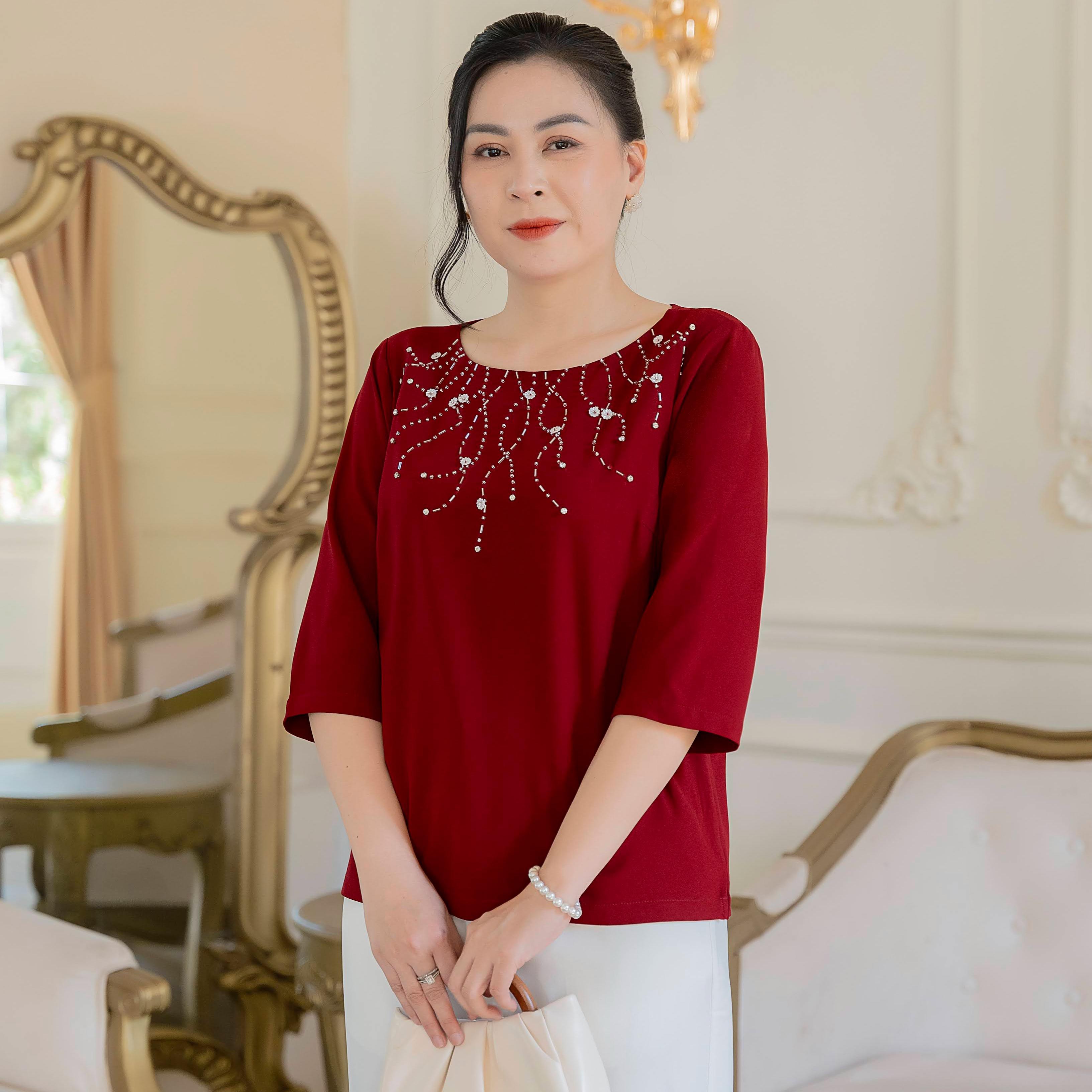 GUMOM - Áo Kiểu Trung Niên U50 U60 Cao Cấp Cổ Tròn Tay Lỡ đính kết thủ công hoa ngọc trai, kim sa và đá cao cấp Sang Trọng Cho Nữ - Women Nhung Kem Xanh Nho Tua Rua Top Voi_thumbnail_7