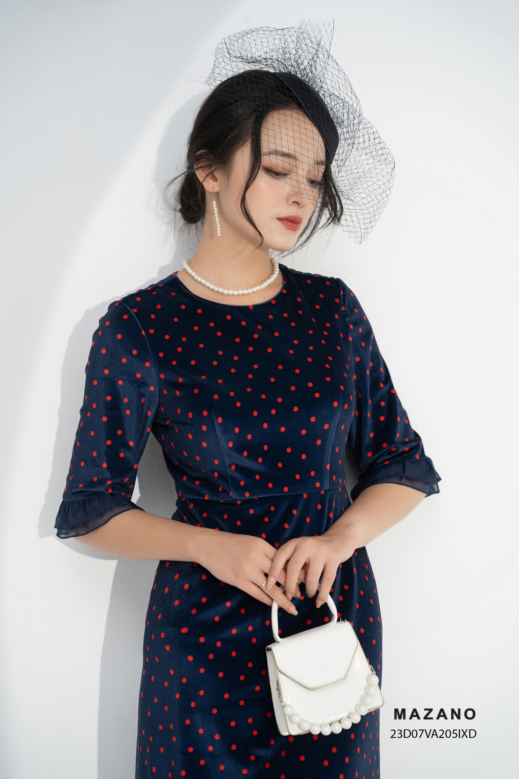 Đầm nhung hoạ tiết chấm bị tay bèo cách điệu