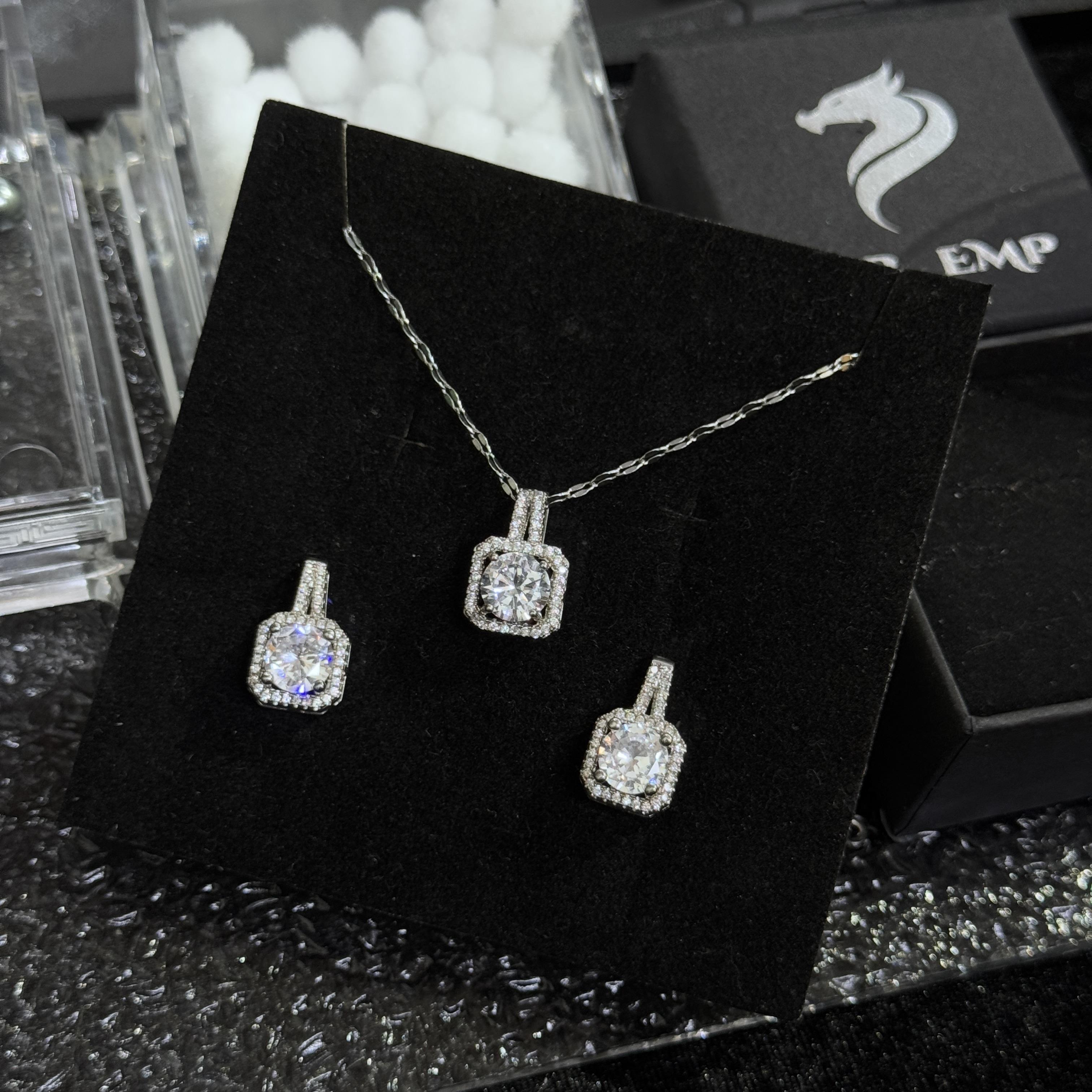 bộ dây chuyền kèm khuyên tai kim cương chấu trụ viền vuông mạ bạc 