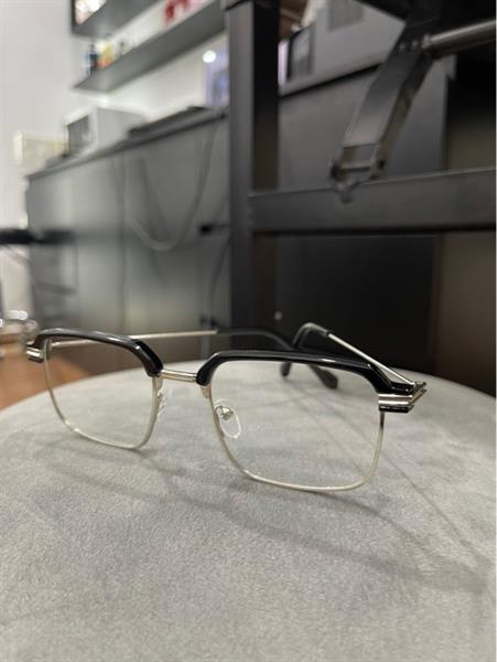 kính mắt bản vuông viền đen thay được tròng cận.