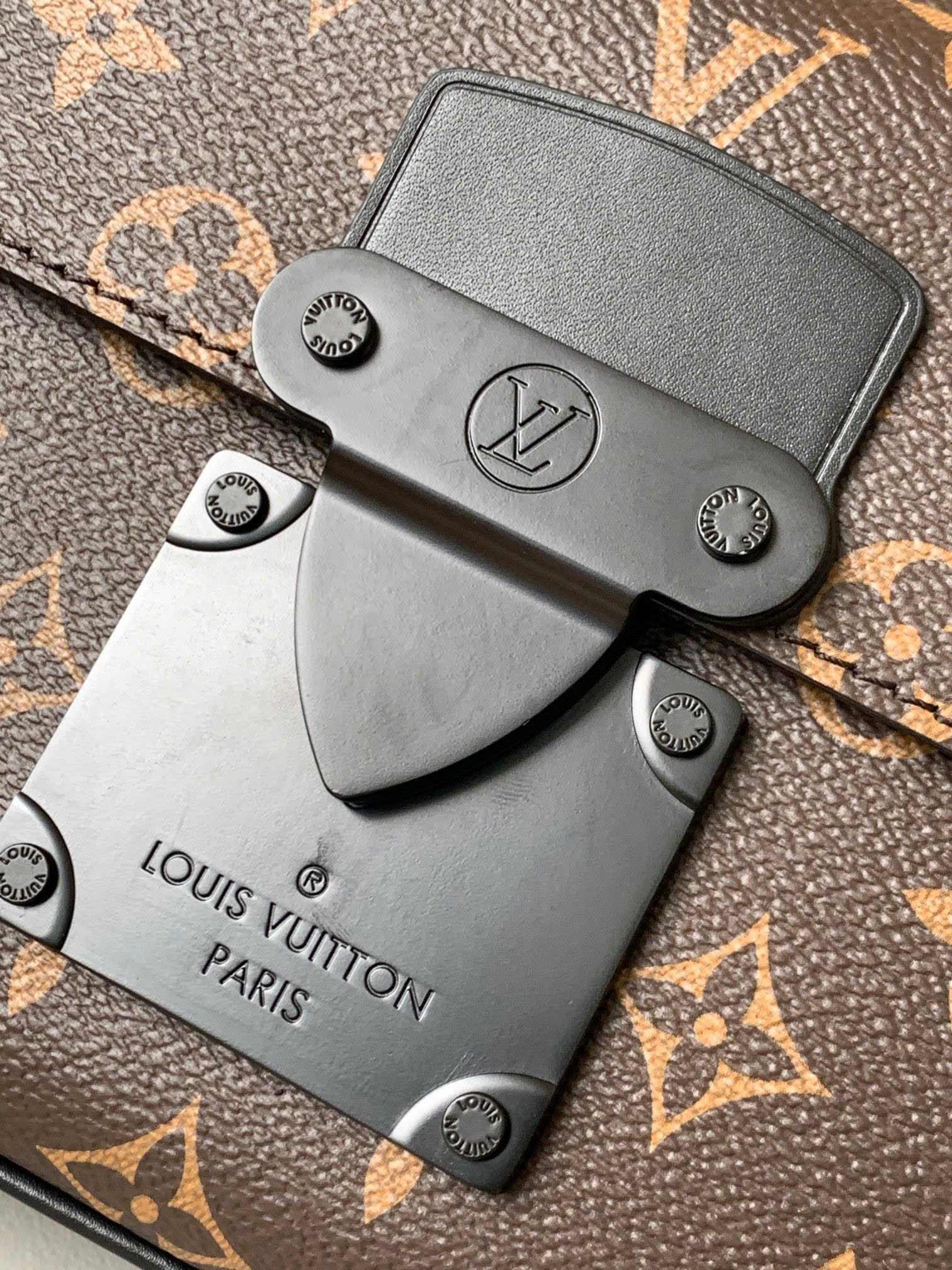 Túi đeo chéo nam Louis Vuitton S Lock Messenger Bag hoa nâu_thumbnail_3