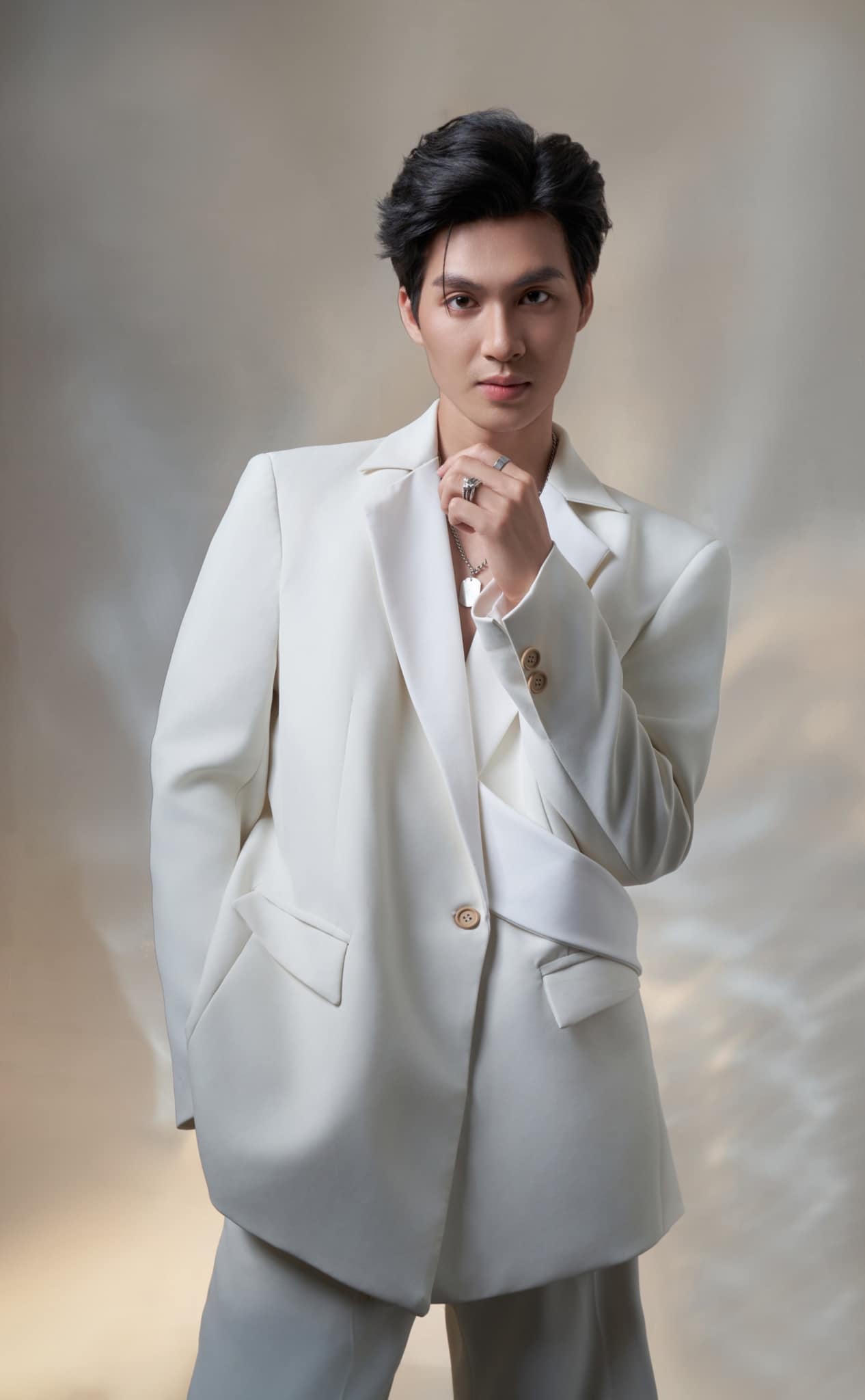 Suit trắng tối giản – Thanh lịch & Hiện đại_thumbnail_4