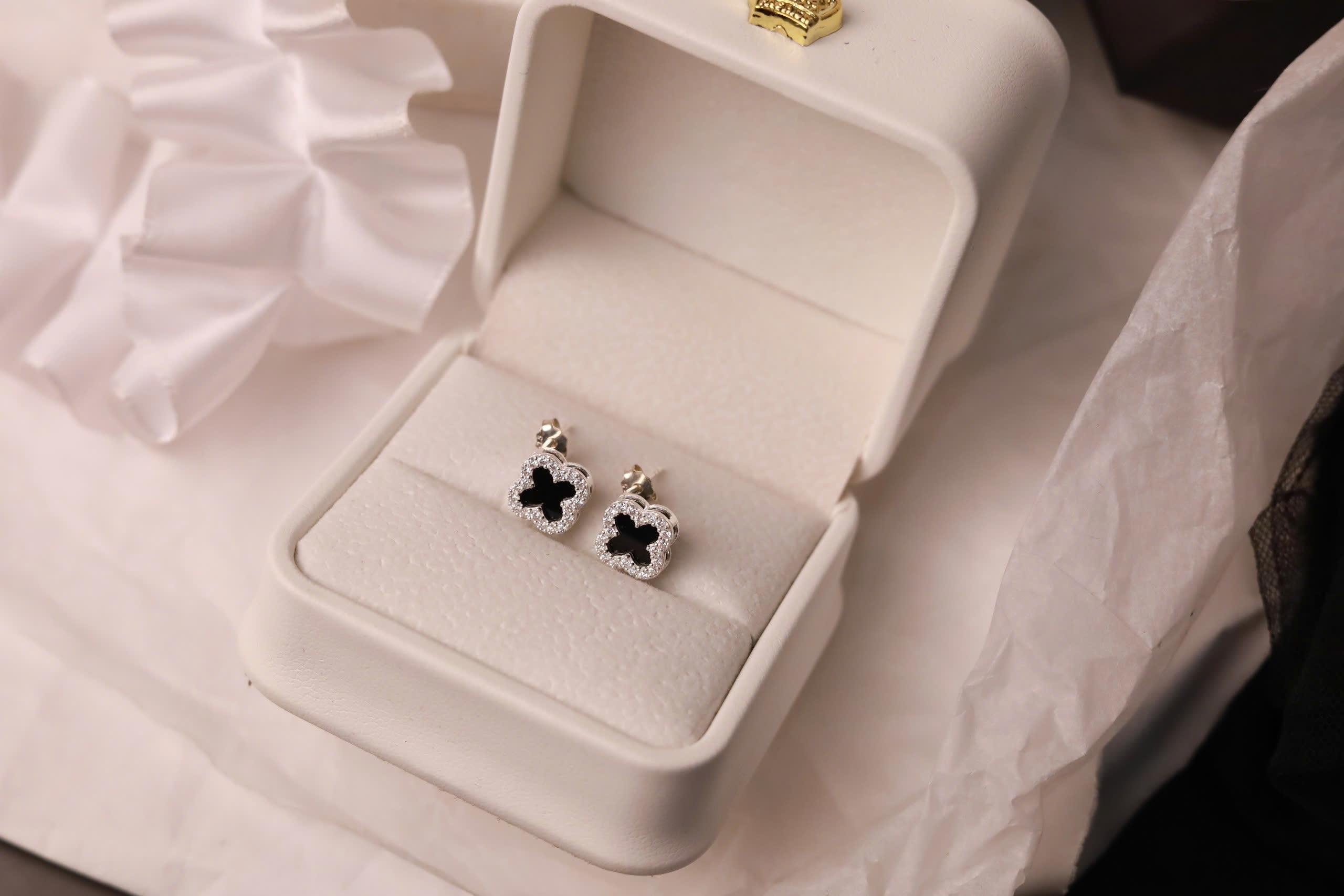 Khuyên kiểu bạc cỏ 4 lá xà cừ đen viền đá xi bạch kim