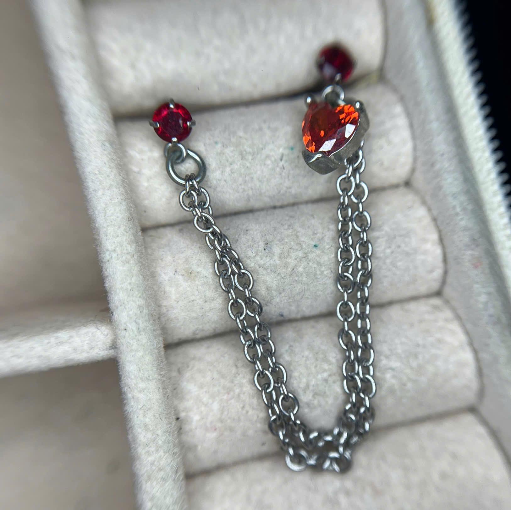 Khuyên kiểu xích trái tim đỏ loè đỏ loẹt rơi xích đôi._thumbnail_2