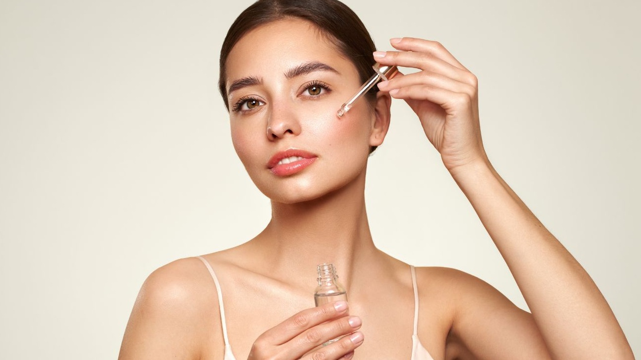 Dùng serum dưỡng ẩm có cần dùng kem khóa ẩm không