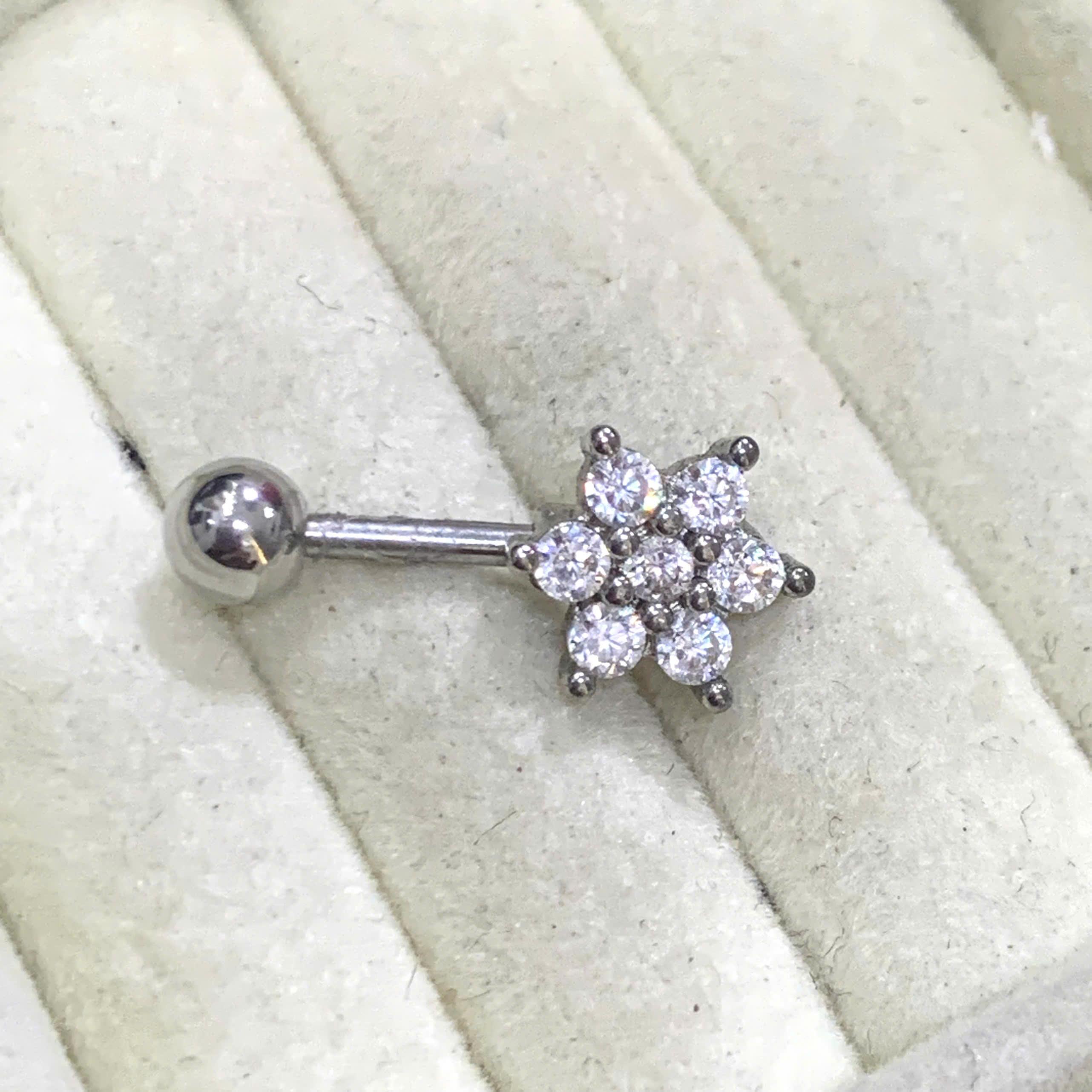 Khuyên kiểu vertical bông hoa đính đá.