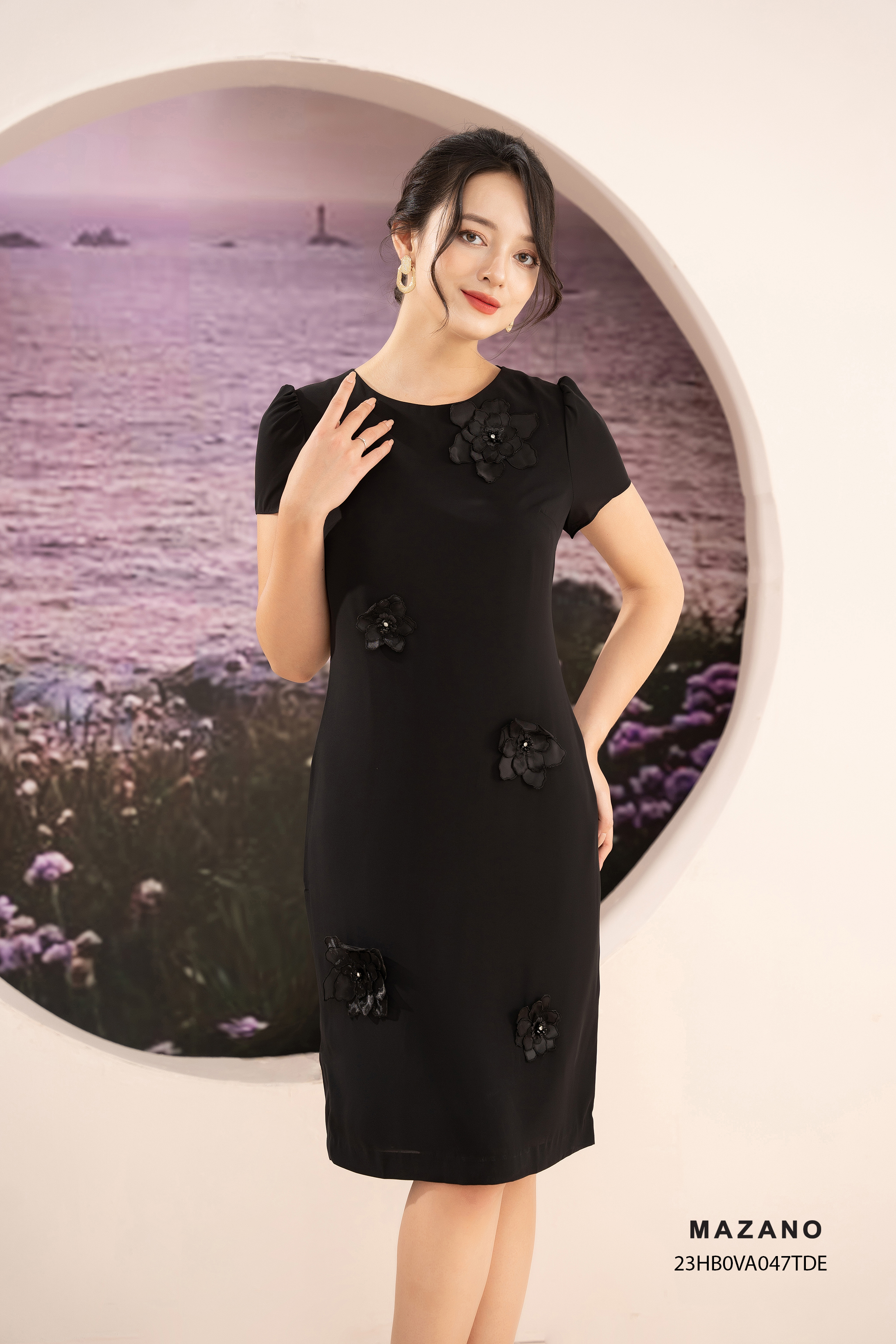 Đầm suông vừa đính hoa bố cục 23HB0VA047TDE