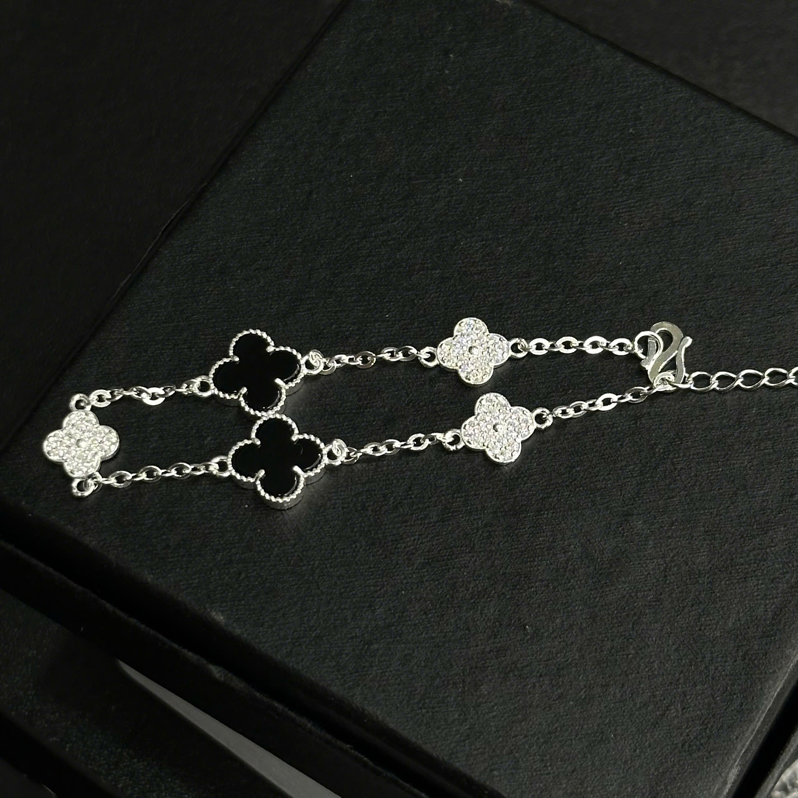 Vòng tay bạc van cleef đá đen xen kẽ đá kim cương_thumbnail_3