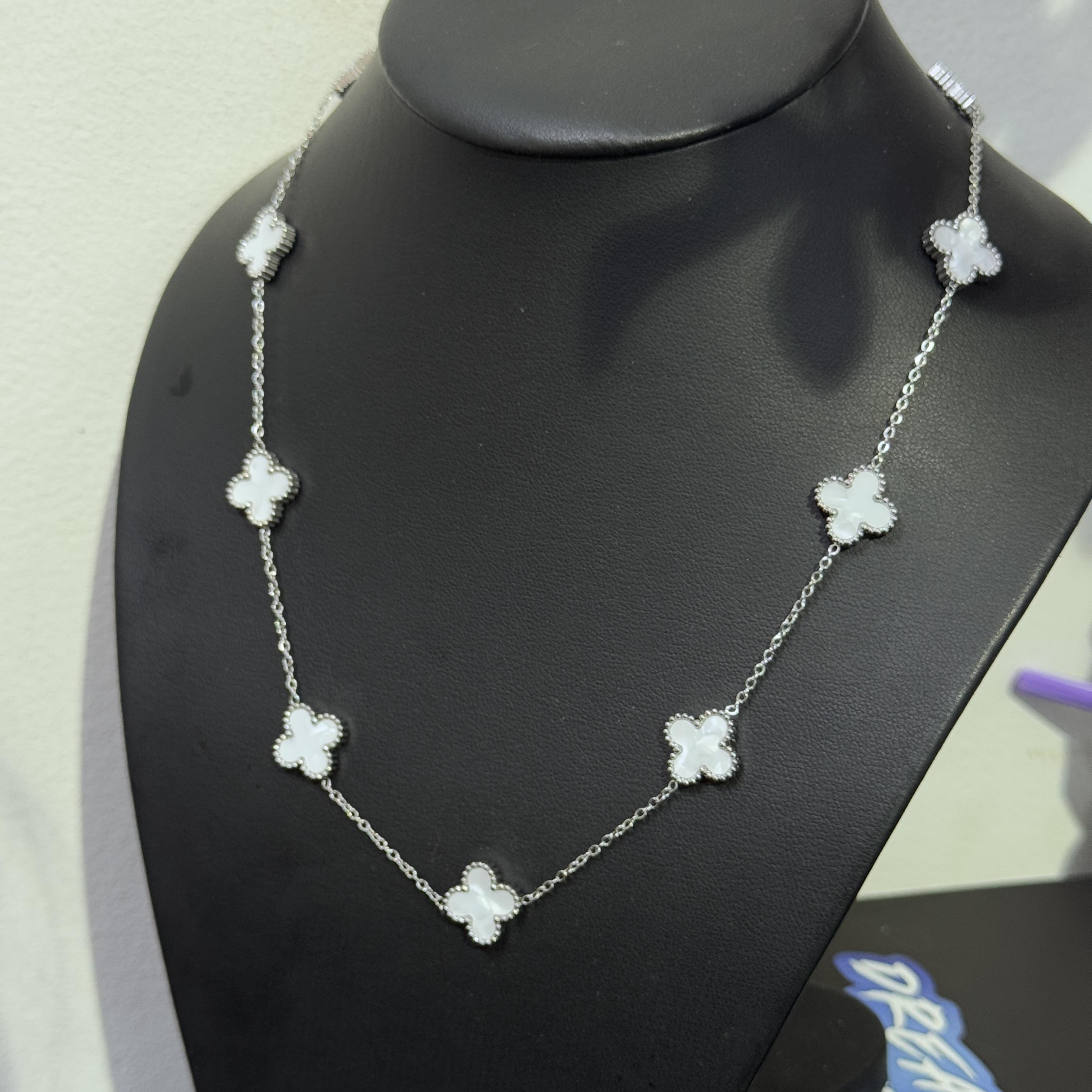 vòng cổ van cleef nhiều charm trắng viền bi bạc nhỏ_thumbnail_3