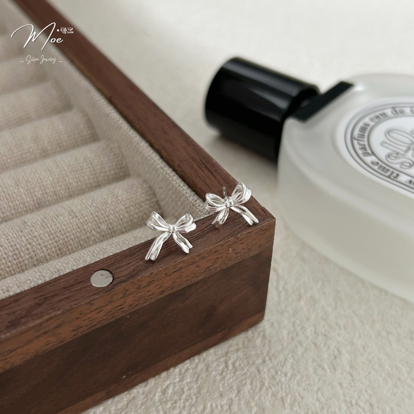 K261 - Khuyên nơ dải lụa