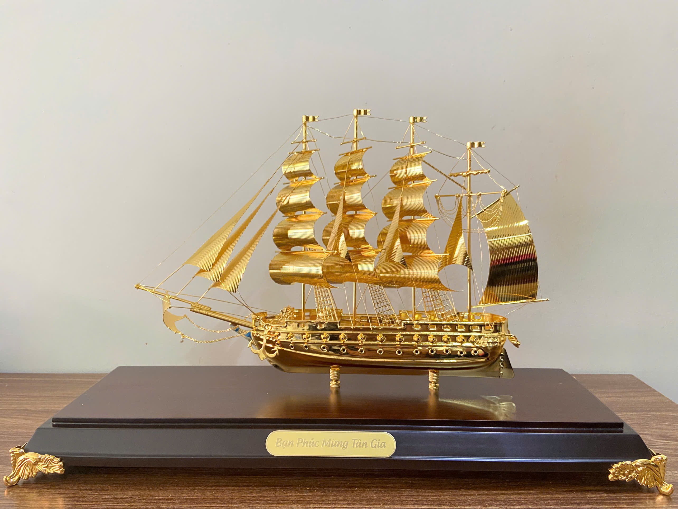 Thuyền mô hình quà tặng thuận buồm xuôi gió mạ vàng 24k KT 50CM X 34 CM 
