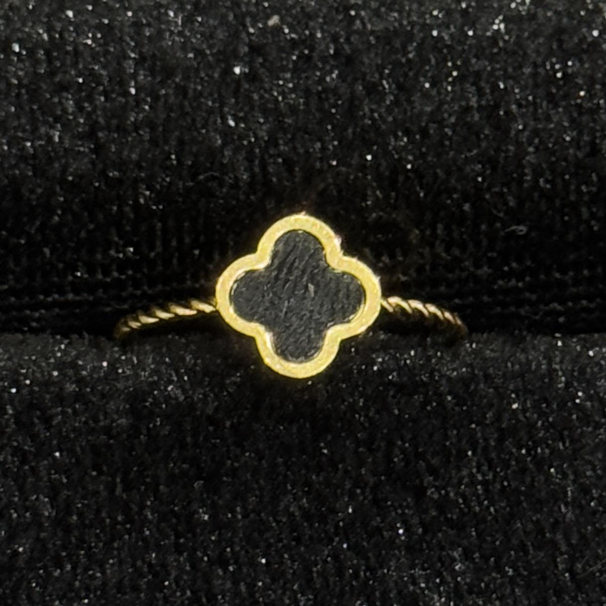 nhẫn kiểu titan vàng dây xoắn mỏng charm cỏ bốn lá đen size 6_thumbnail_1