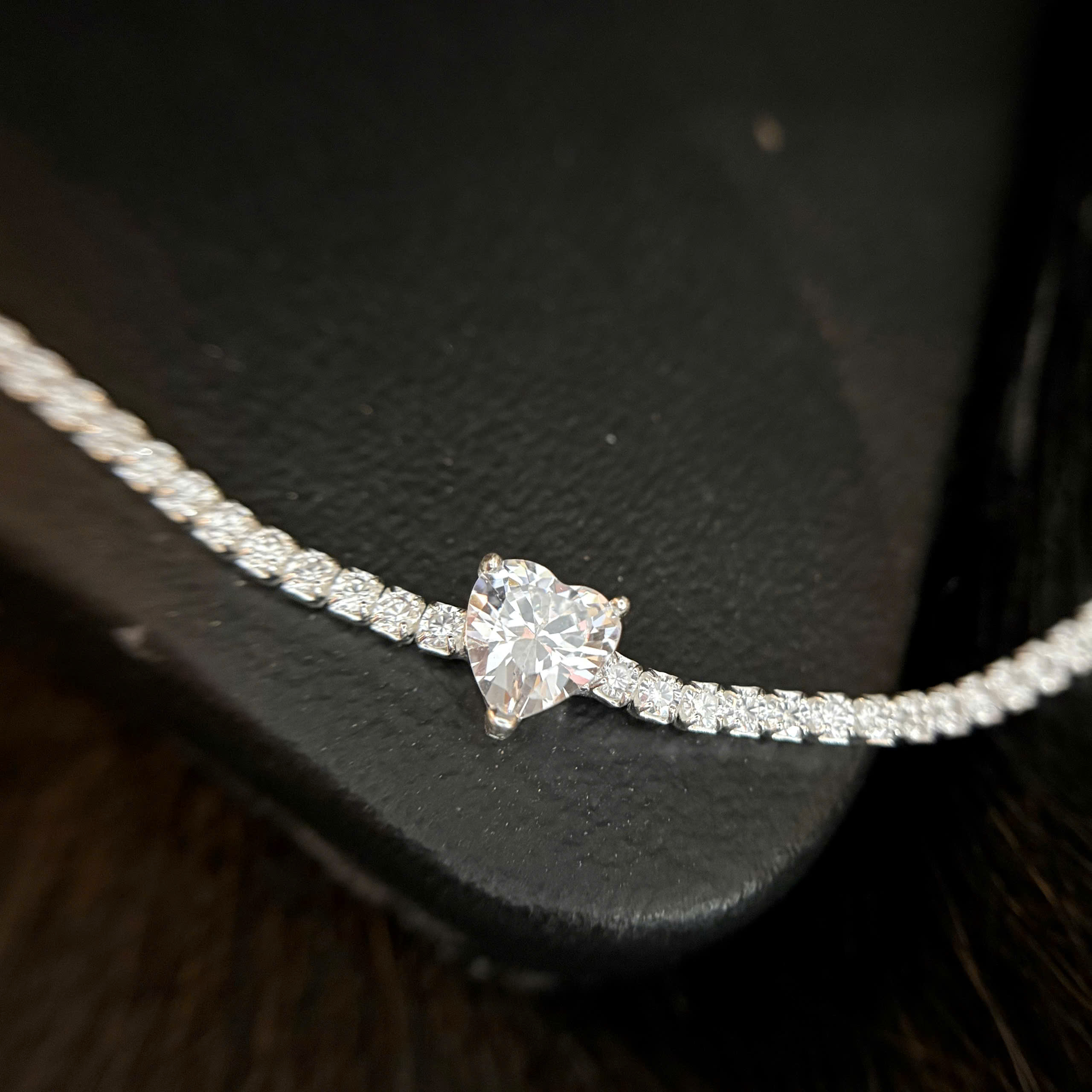 Vòng tay bạc xi kim dây đá charm tim trắng