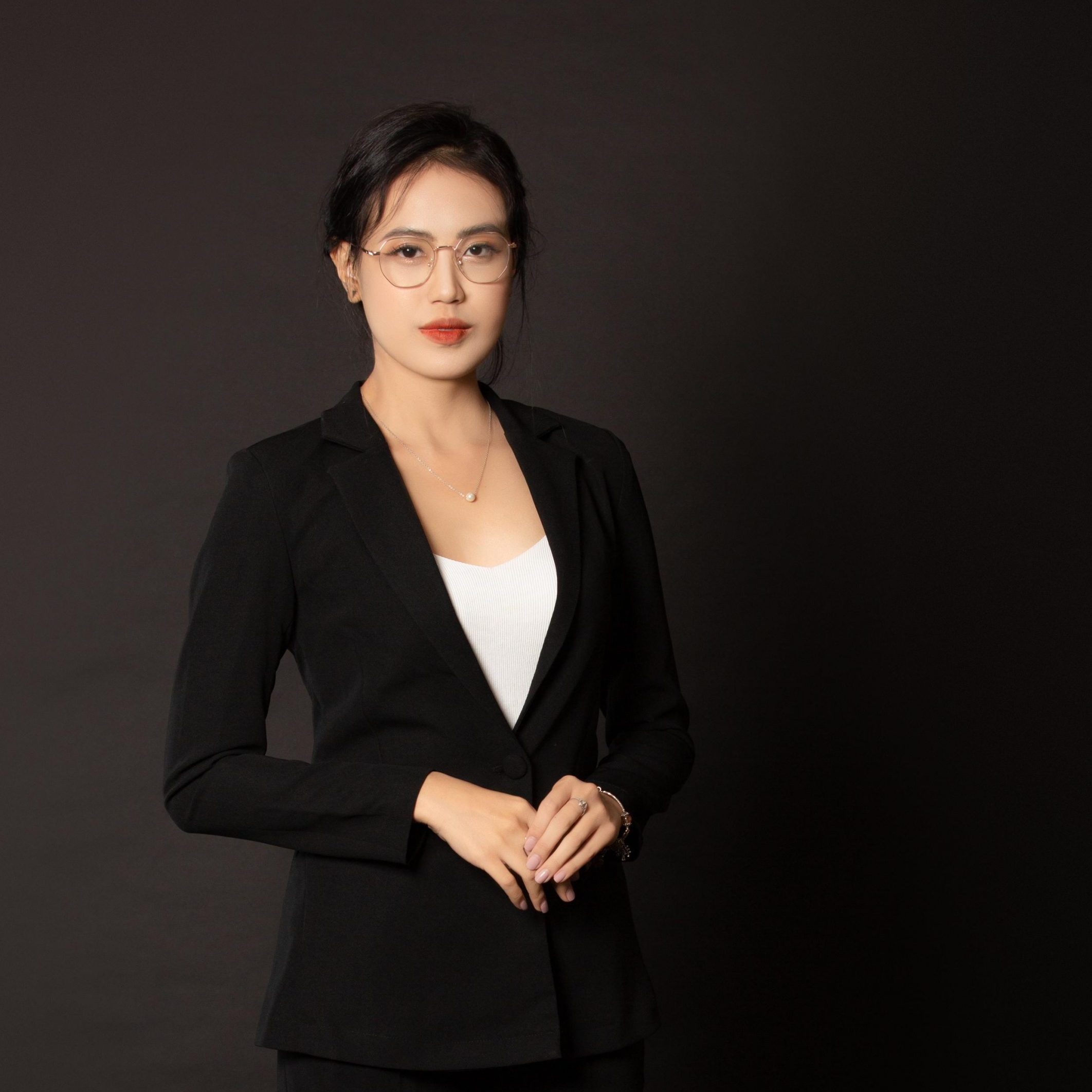 hinh-anh-doanh-nhan-scaled-e1708312894486