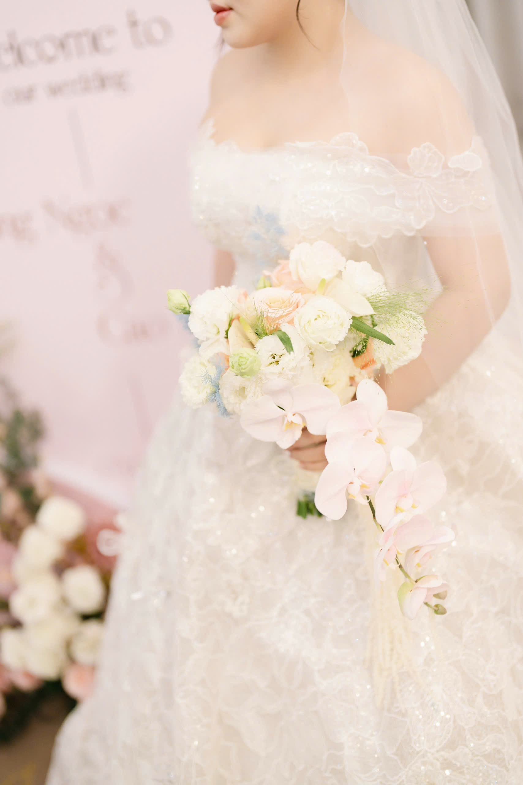 Bó hoa cưới dáng thác đỏ - Tone mix màu hiện đại