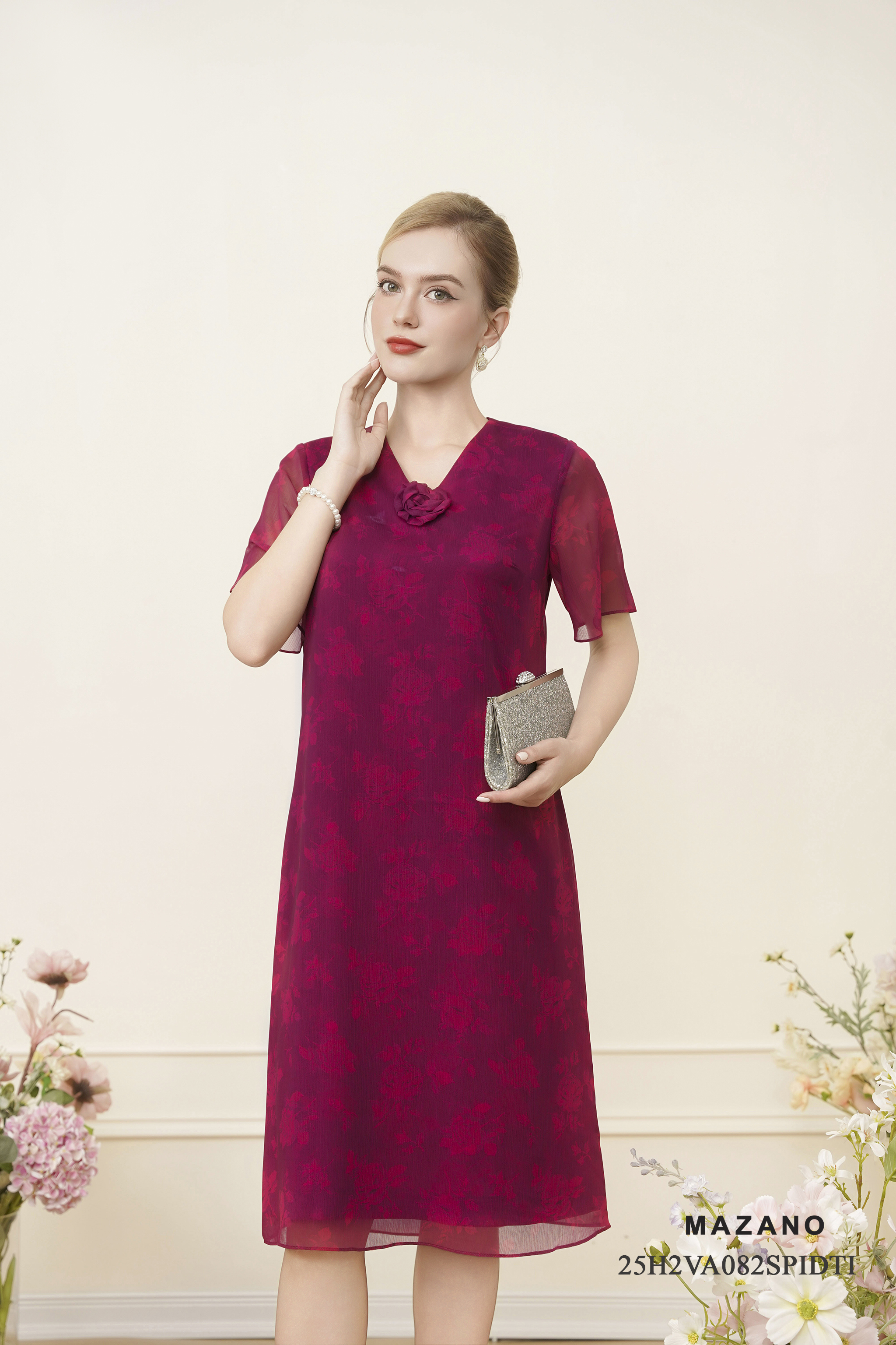 Váy Đầm Suông Vải voan xước phủ lụa in Hoạ tiết hoa hồng cách điệu Cổ V Trang trí hoa cuốn Tay ngắn Dài qua gối