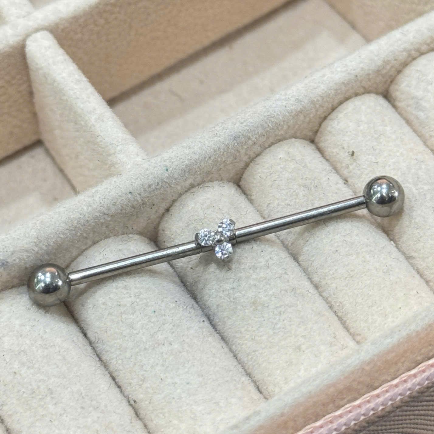 industrial titan charm ba kim cương trắng dài 38 bi 5_thumbnail_2