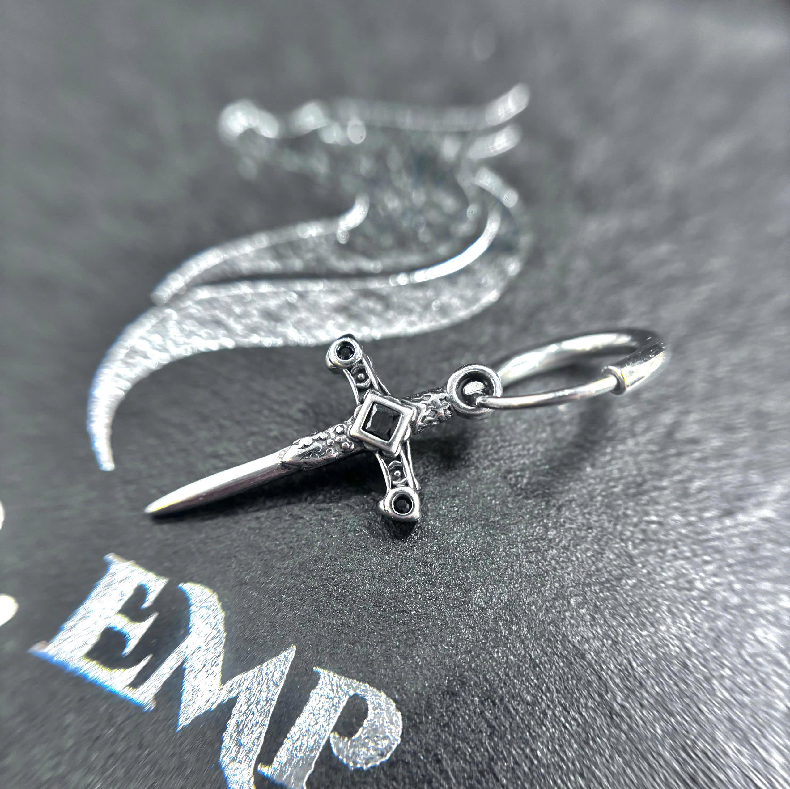 Khuyên vòng kiểu nam thanh kiếm đính đá đen size 10_thumbnail_2