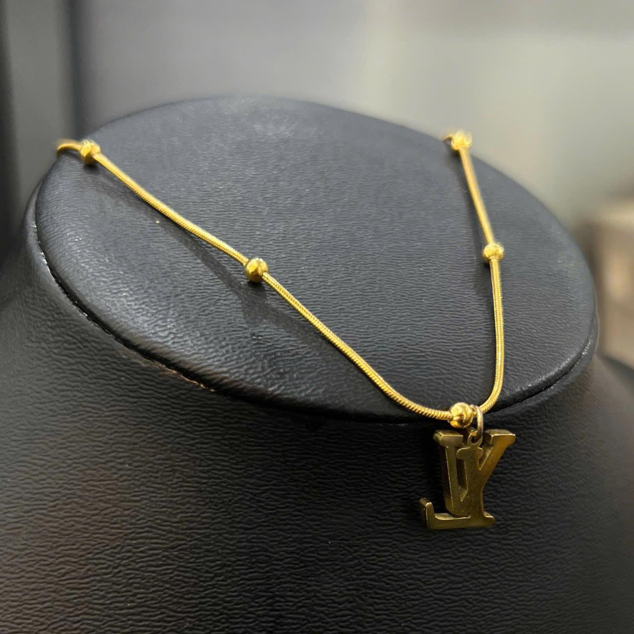 vòng tay titan vàng charm LV trơn to _thumbnail_3