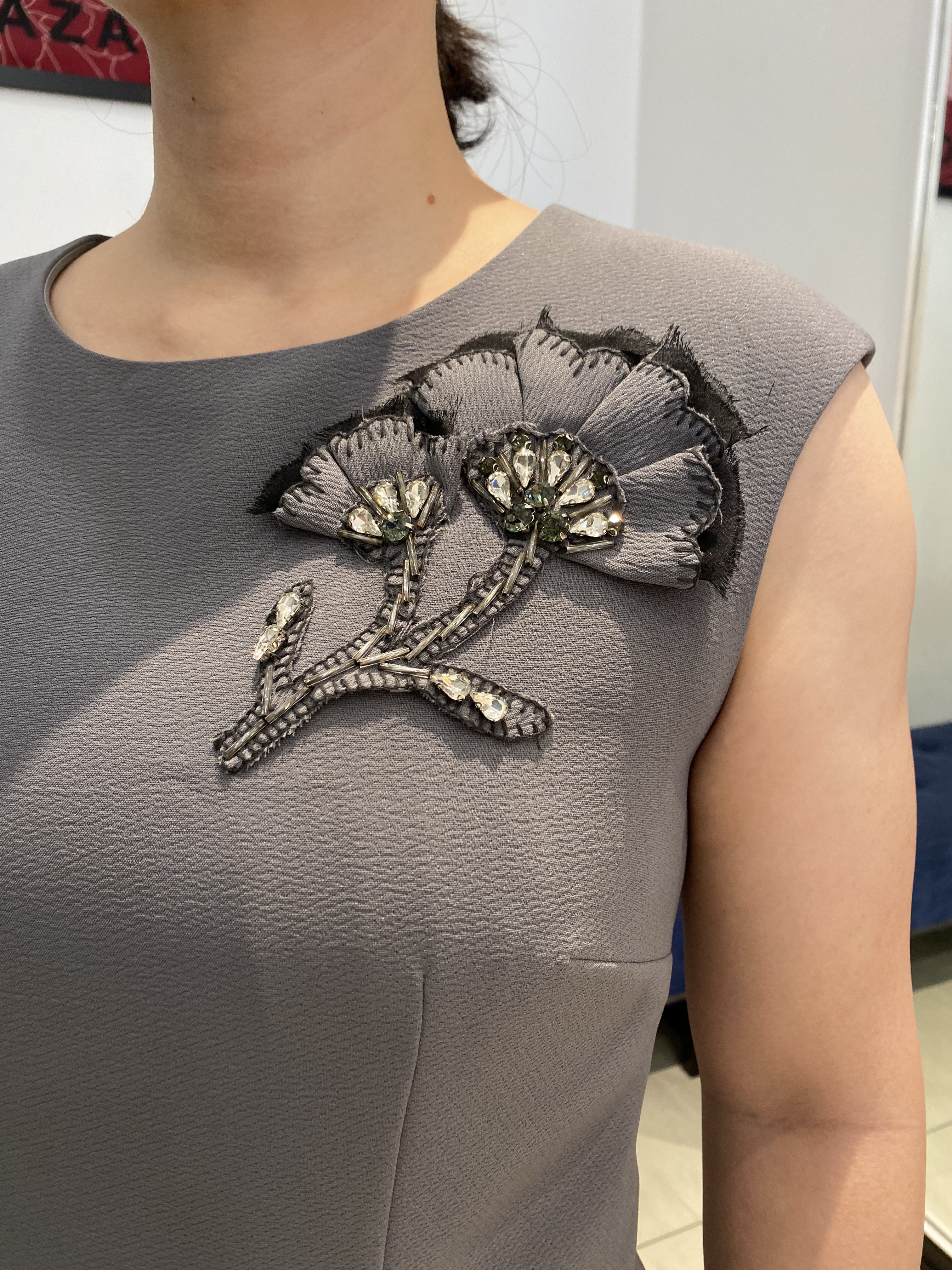 Váy xám sát tay thêu hoa đá