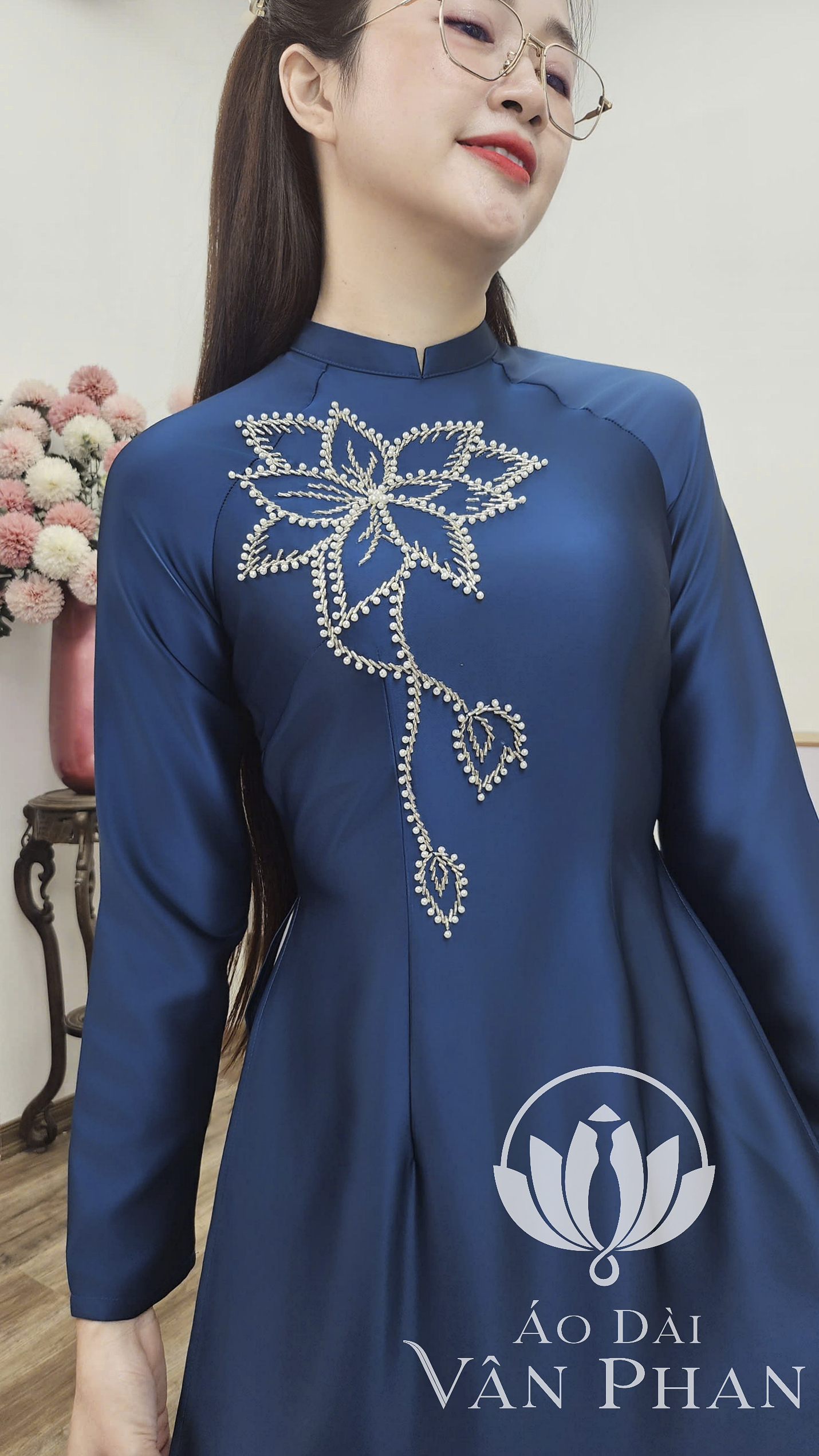 T471 áo dài cổ 2p tay dài lụa tô châu xanh cổ vịt đính hoa 350kA3136 áo dài cổ khít tay dài mụ dubai màu đỏ hoa phong lan_thumbnail_2