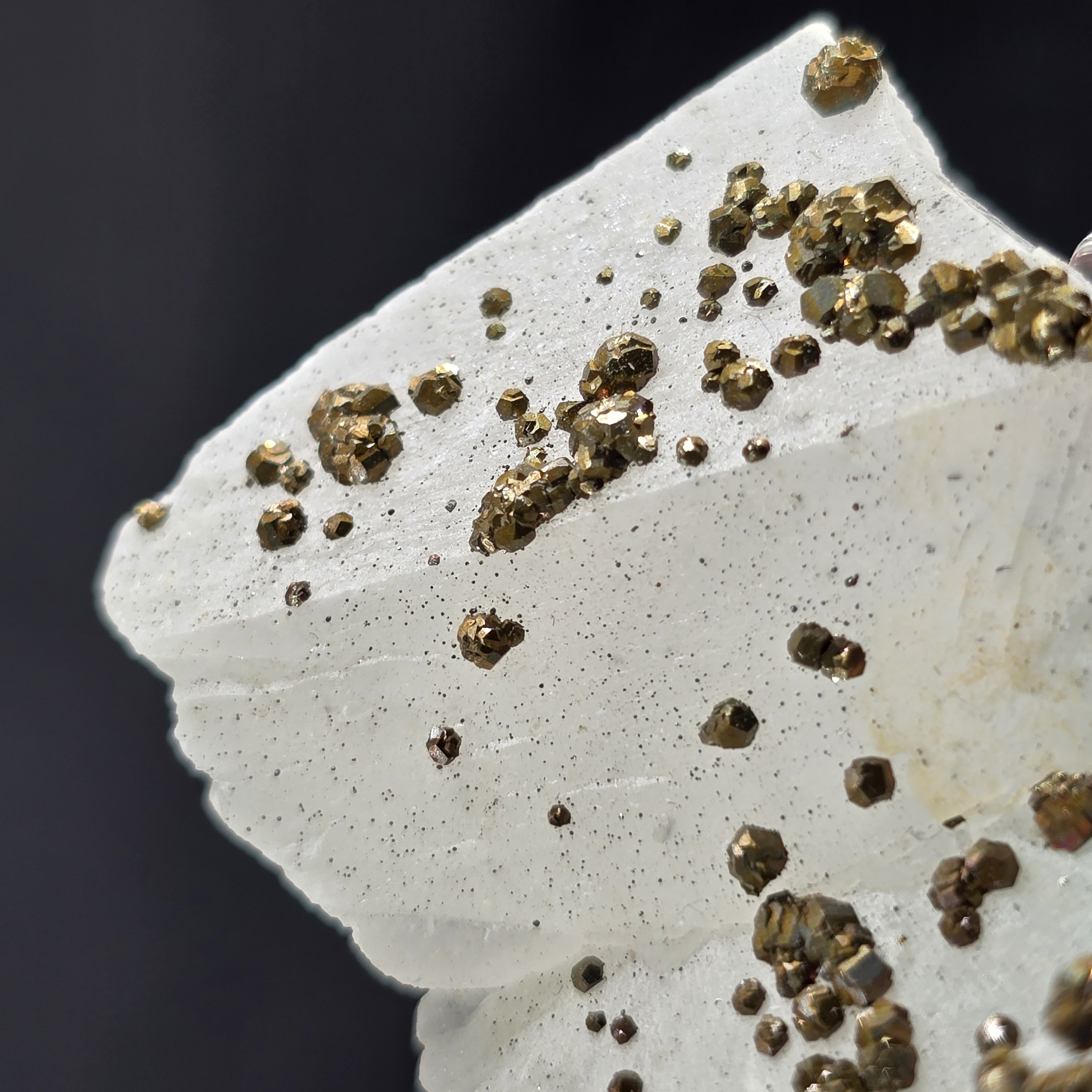 Tinh thể Dogtooth Calcite cộng sinh Pyrite