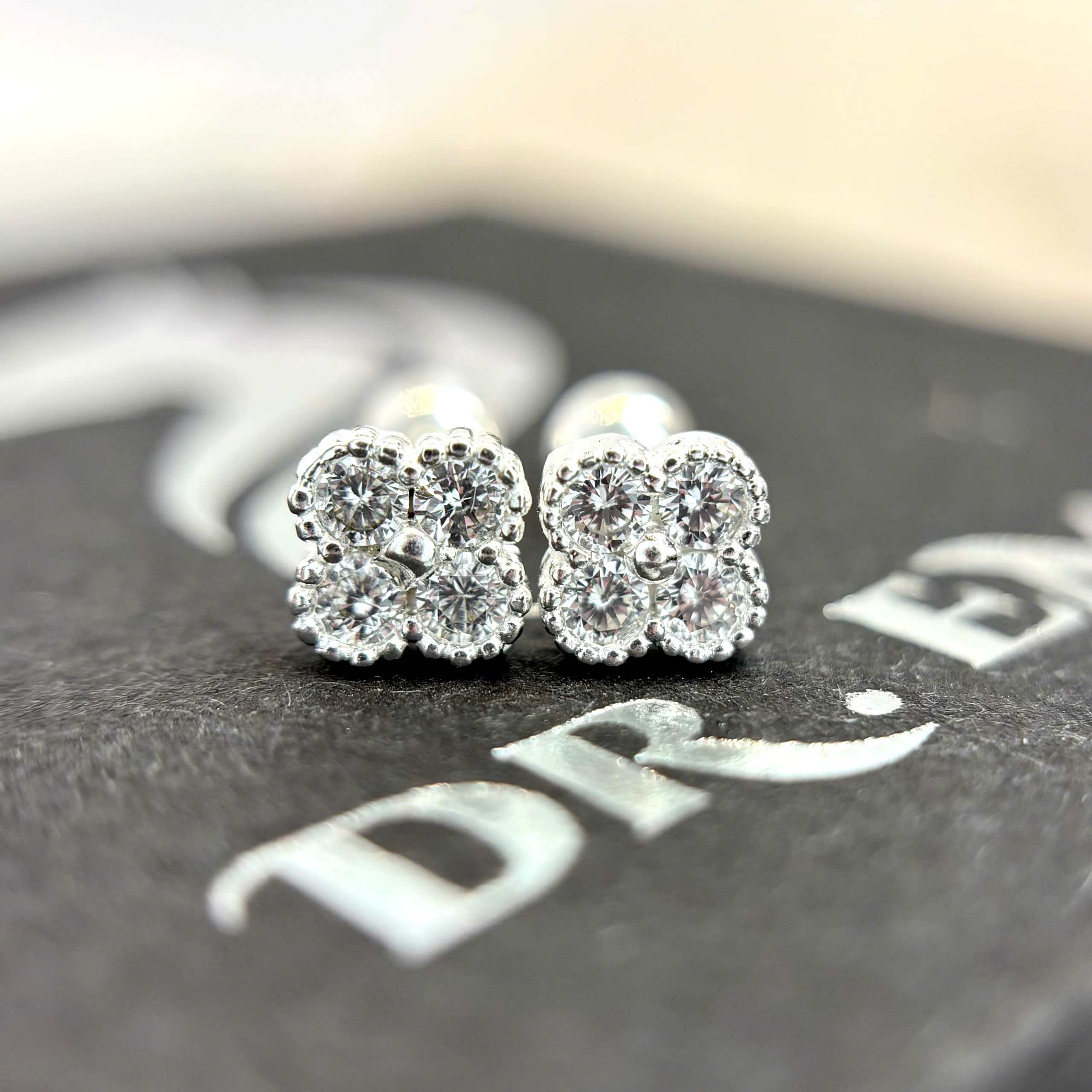 Khuyên kiểu bạc xi kim hoa 4 cánh đá trắng_thumbnail_1