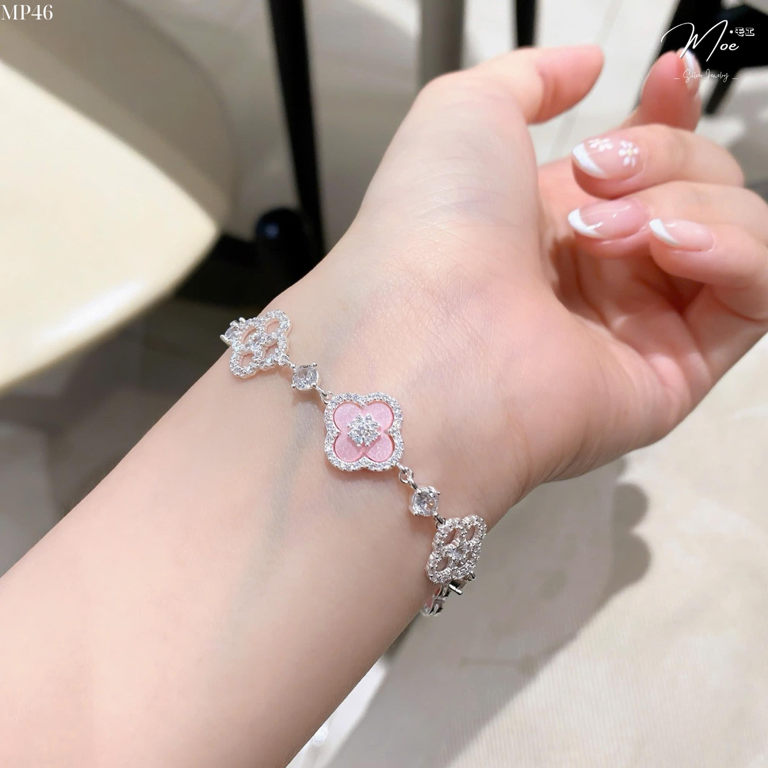 LT630 - Lắc tay Cỏ 4 lá pha lê dây rút (hồng/trắng)_thumbnail_4