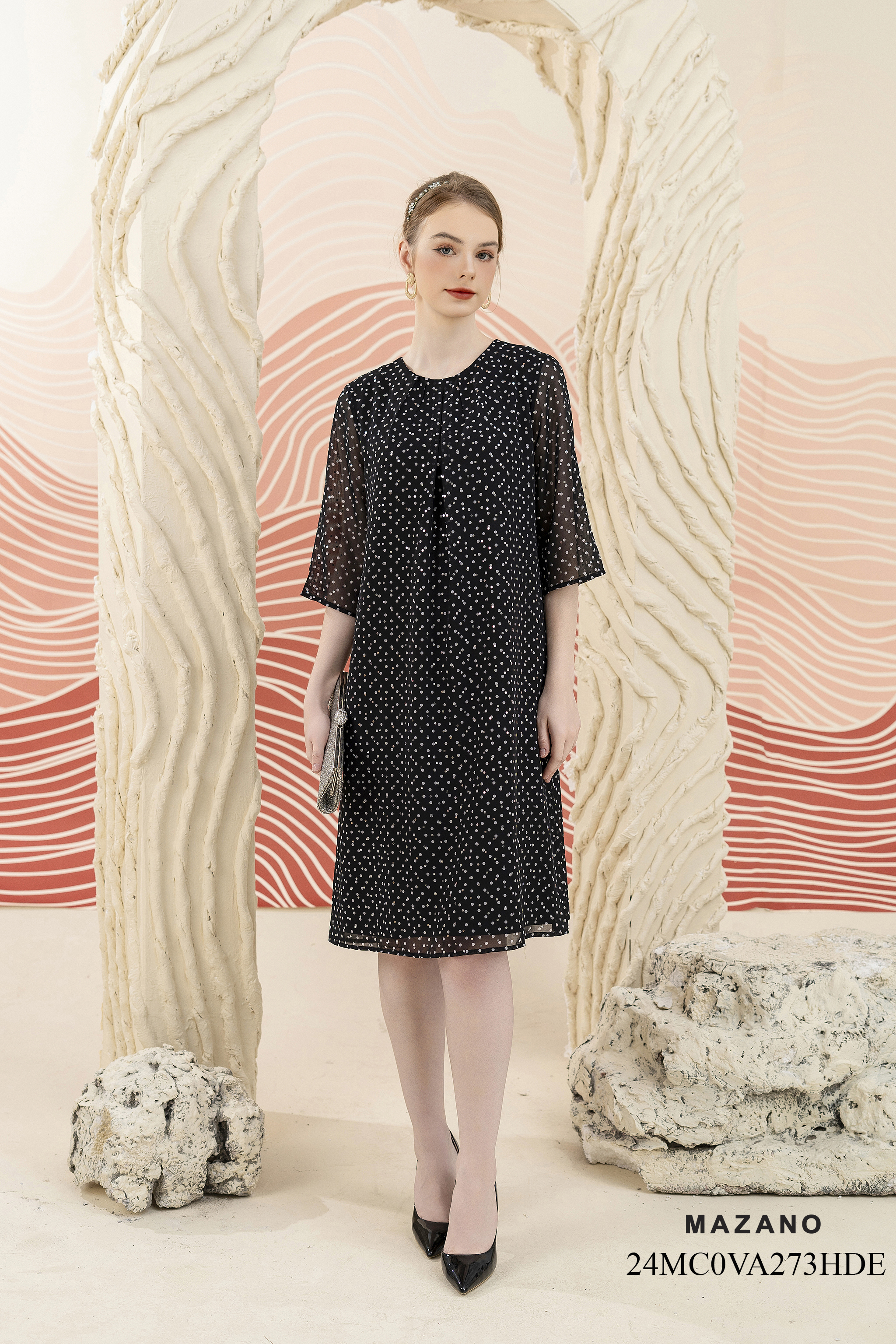 Váy Đầm Suông A Vải voan kim sa Hoạ tiết chấm bi Cổ tròn Tay lỡ Dài qua gối - Mẫu 24MC0VA273HDE_thumbnail_0