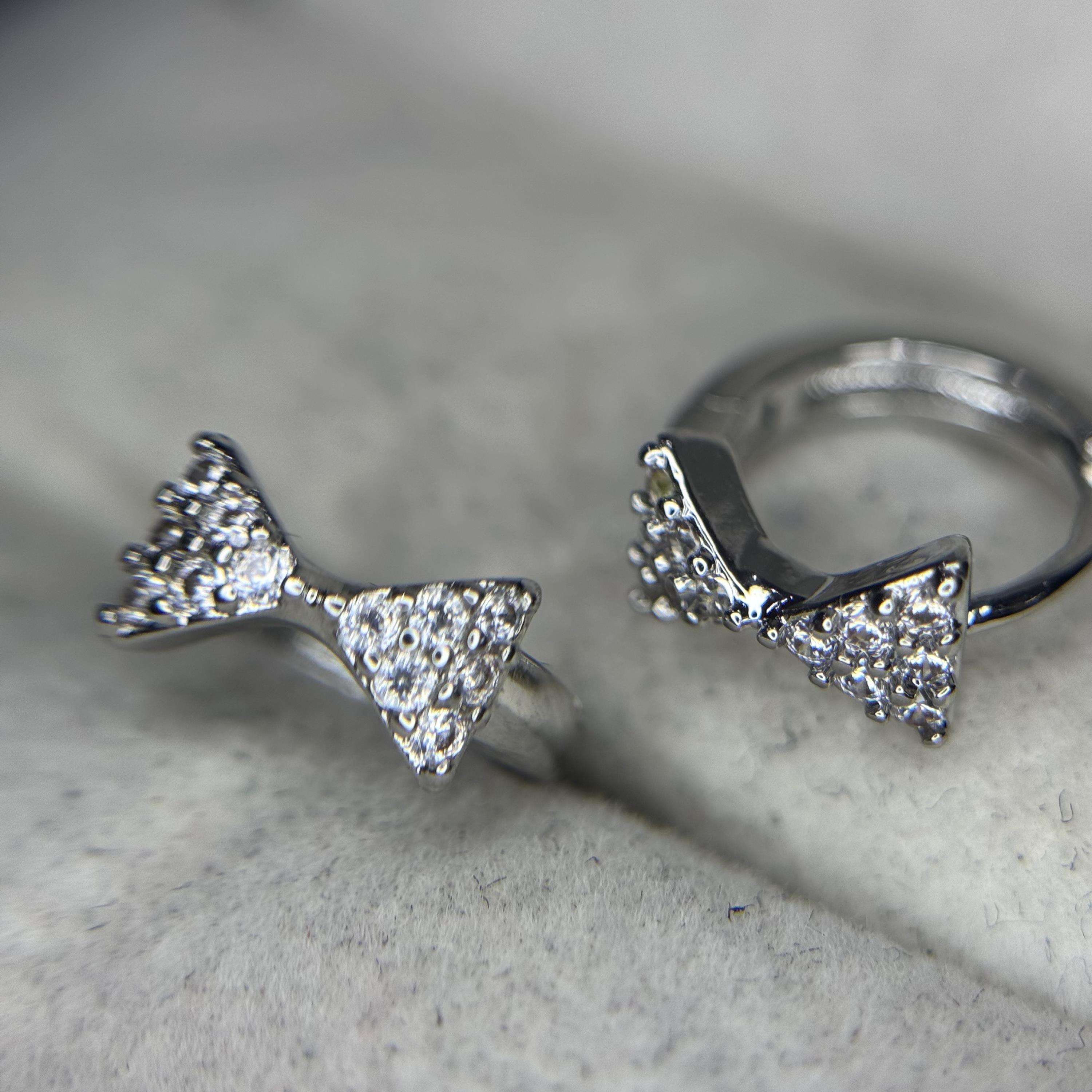 khuyên vòng kiểu nơ hai cánh đính full kim cương trắng size 8_thumbnail_2