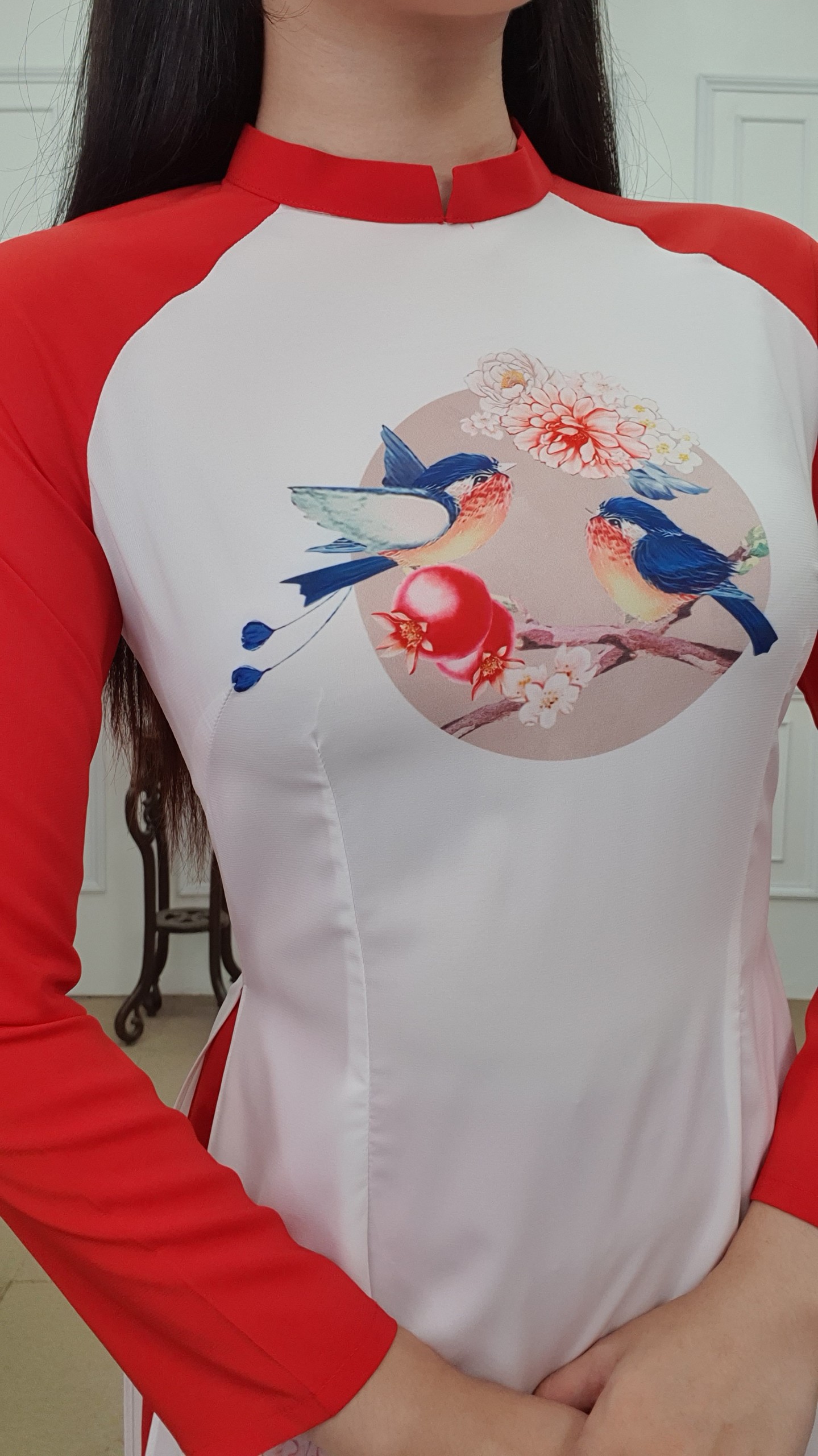 A2021 áo dài lụa nhật cổ 2p tay dài nền trắng tay đỏ đôi chim cành lựu