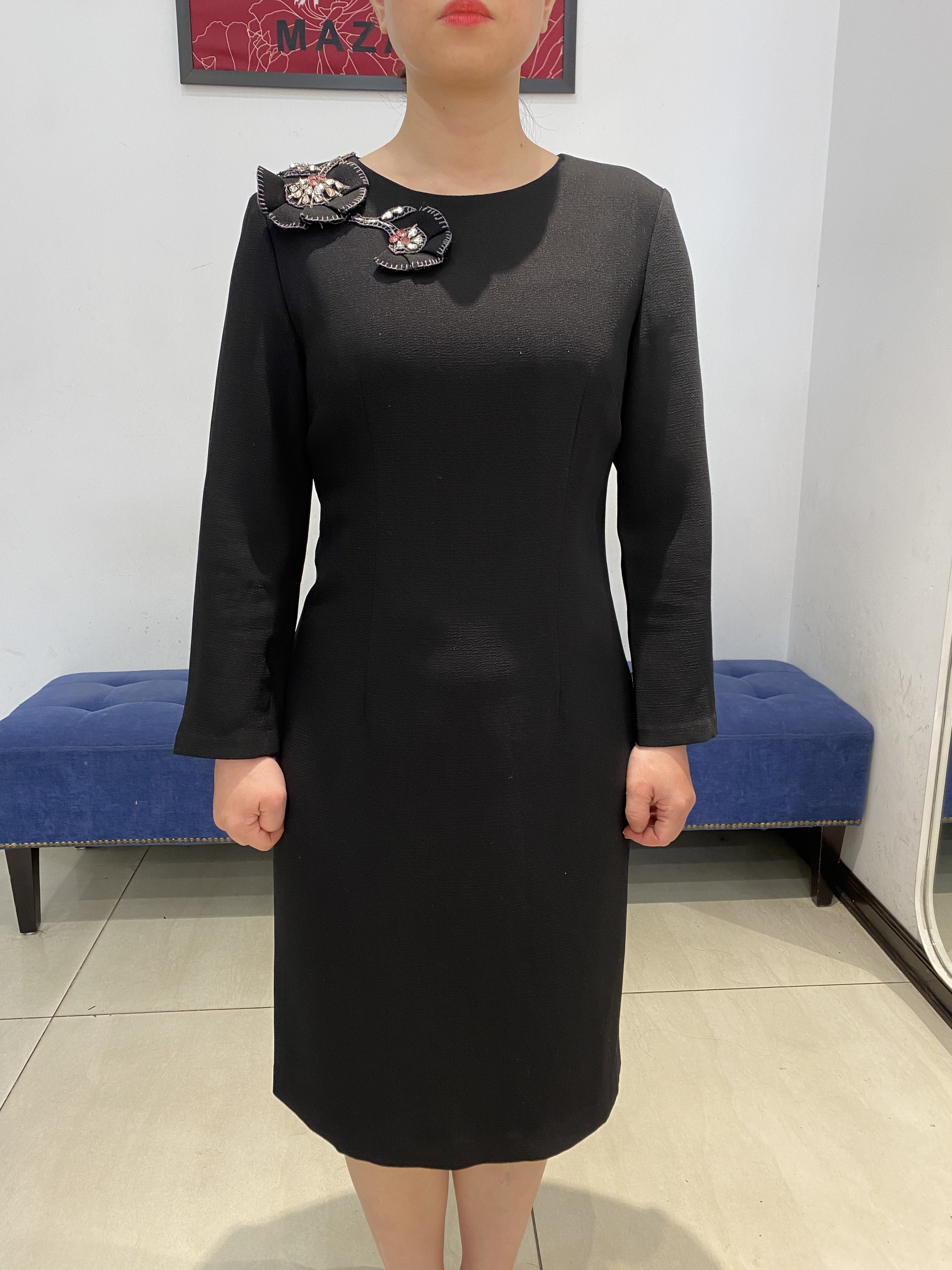 Váy đen đính đá tay lỡ