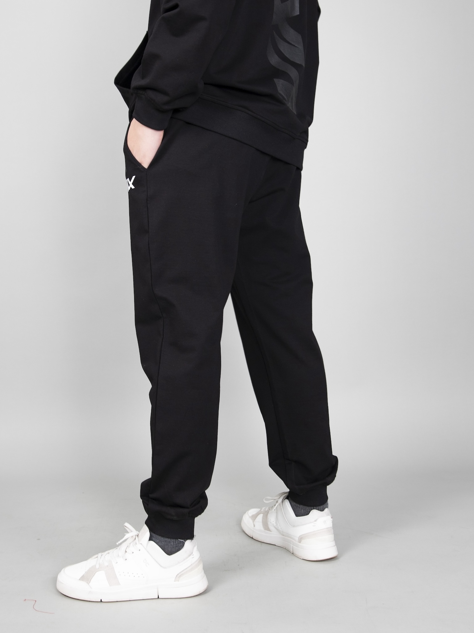 Quần nỉ màu đen chữ VXX_thumbnail_1