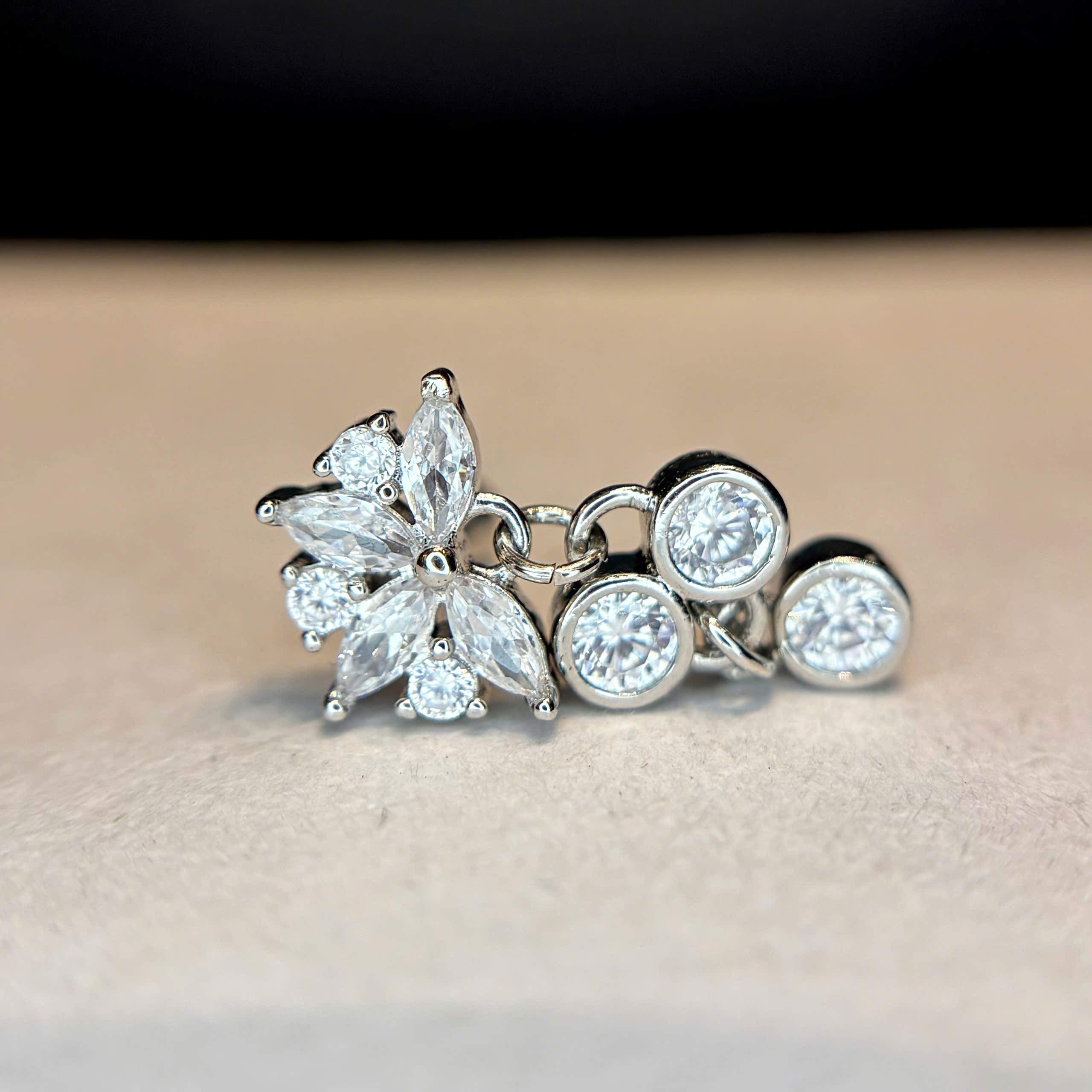 Khuyên kiểu rơi 3 đá tròn bi