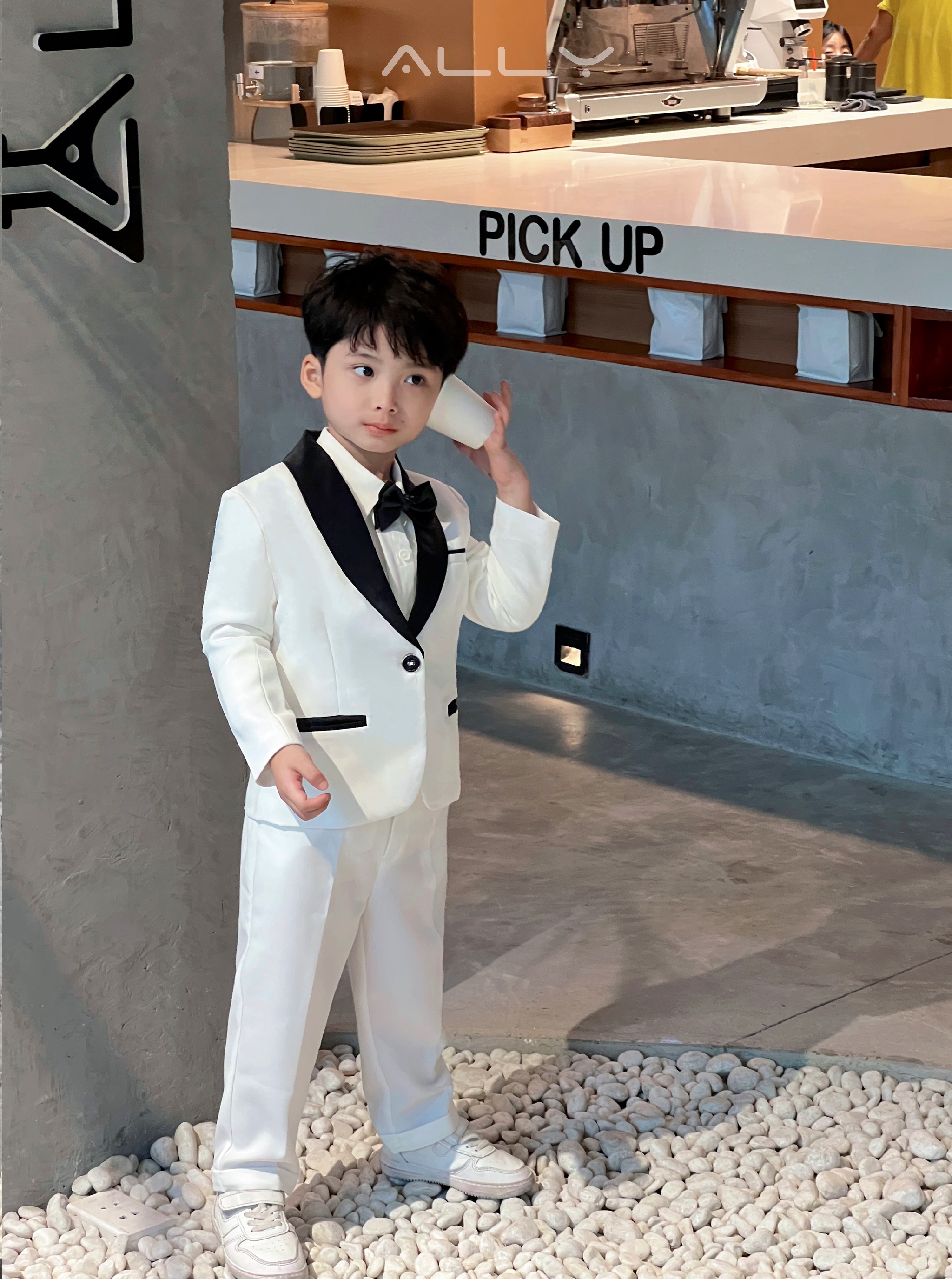 Bộ vest trắng bé trai