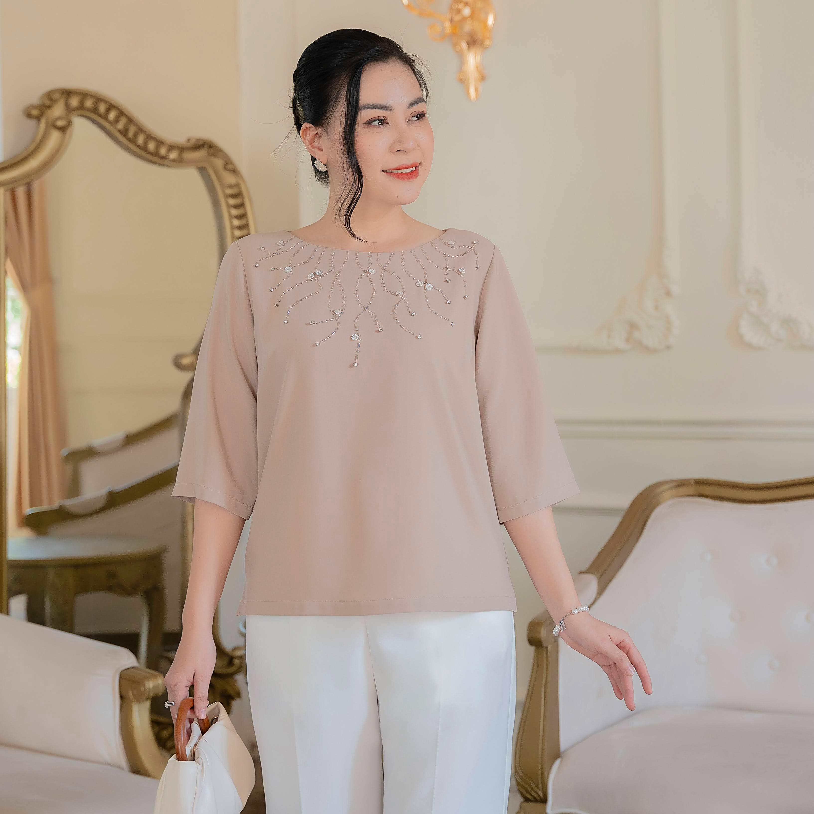 GUMOM - Áo Kiểu Trung Niên U50 U60 Cao Cấp Cổ Tròn Tay Lỡ đính kết thủ công hoa ngọc trai, kim sa và đá cao cấp Sang Trọng Cho Nữ - Women Nhung Kem Xanh Nho Tua Rua Top Voi_thumbnail_10