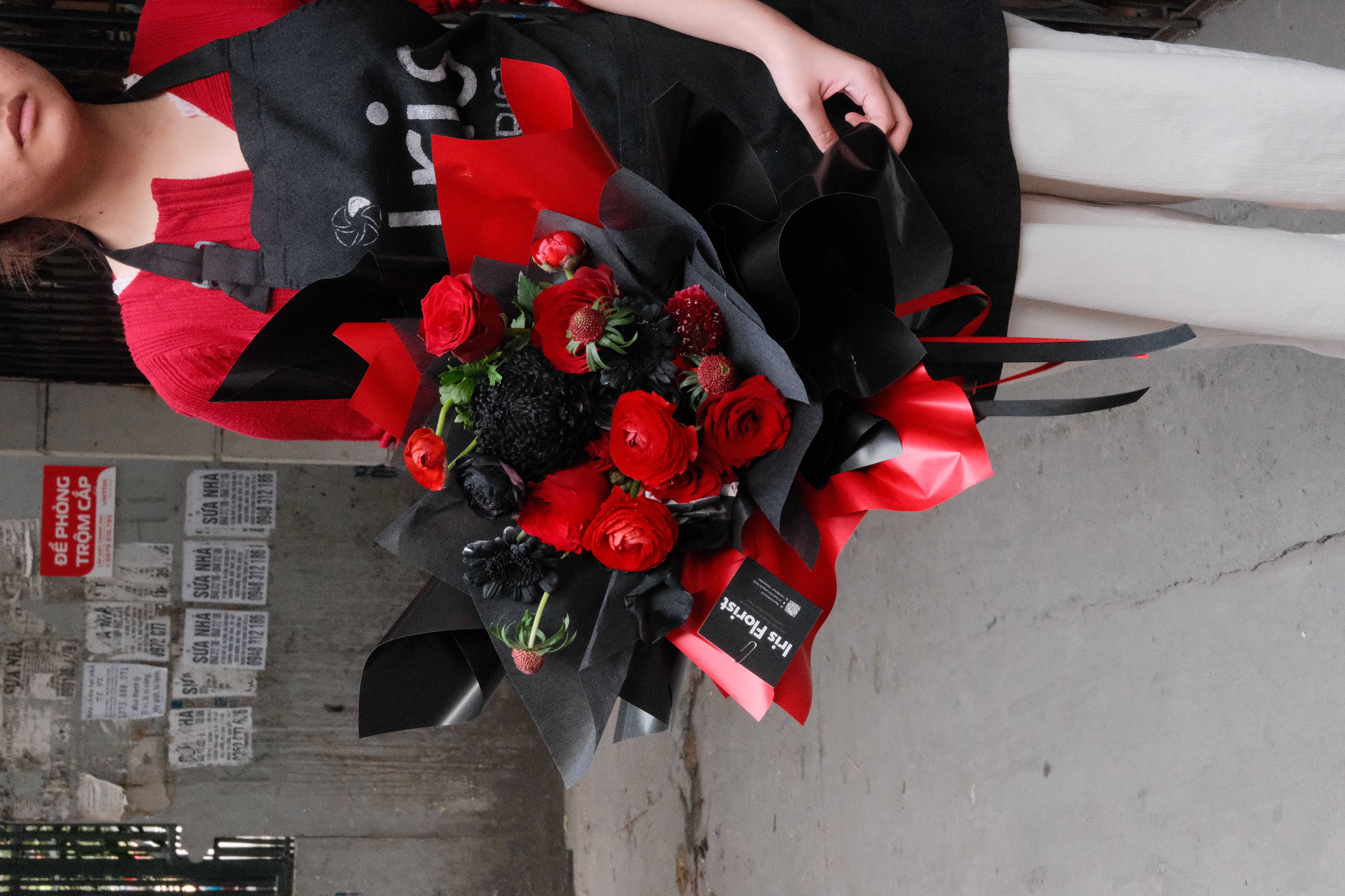 Red and Black Bloom - bó hoa tone đỏ đen