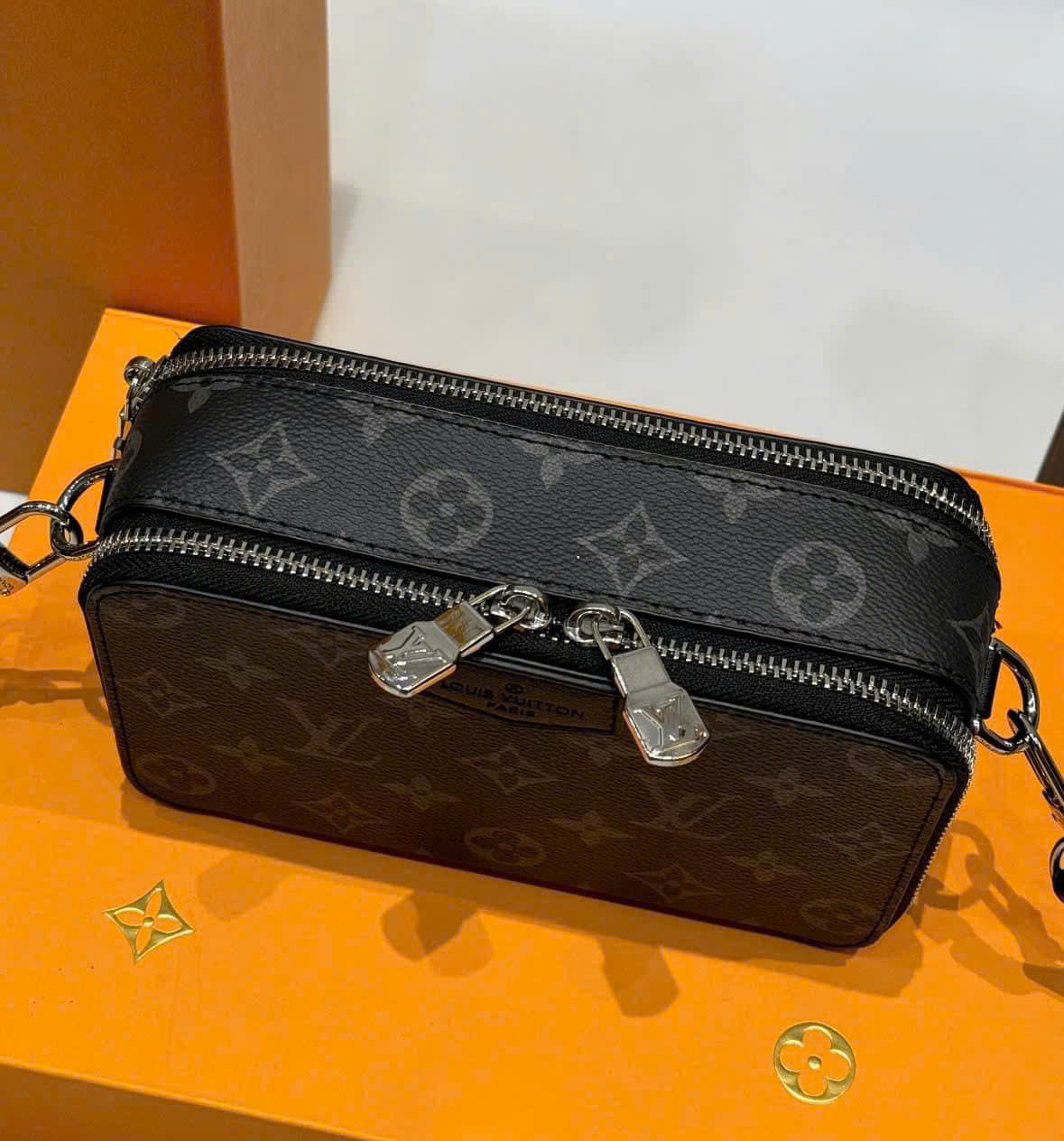 Túi đeo chéo dáng hộp chữ nhật LV hoa đen_thumbnail_3