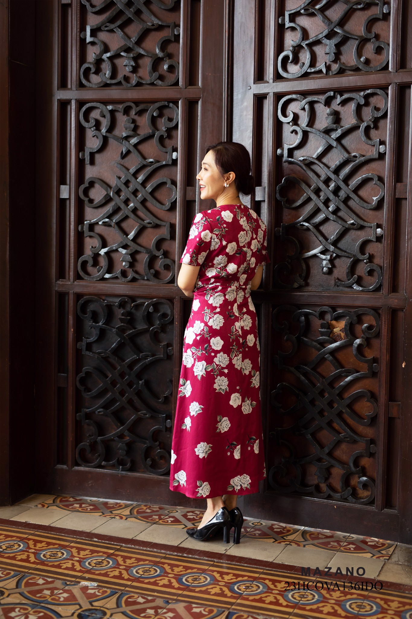 Đầm lụa đỏ vân gỗ in hoa hồng trắng_thumbnail_5