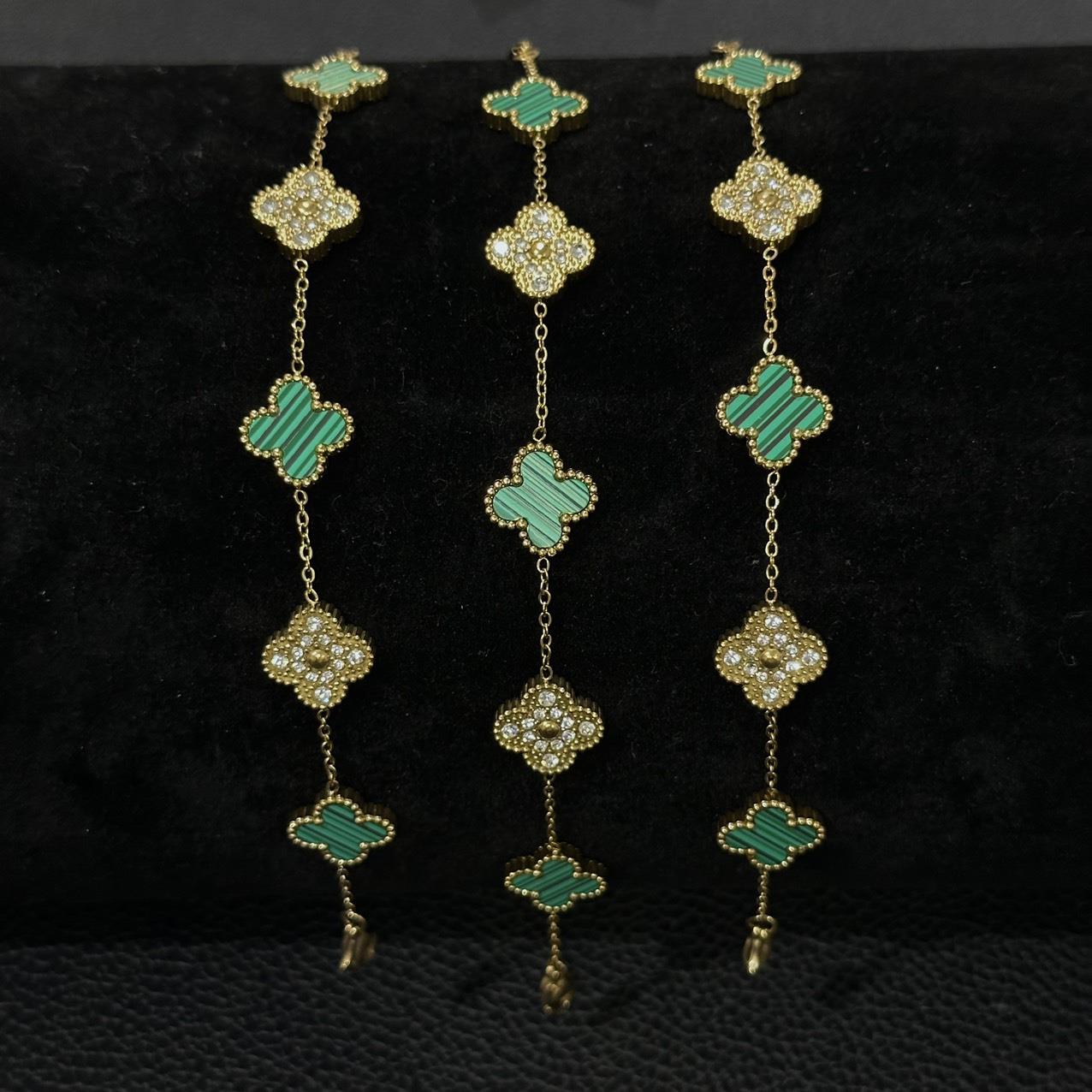 Vòng tay van cleef đá xanh xen kẽ đá kim cương màu vàng 