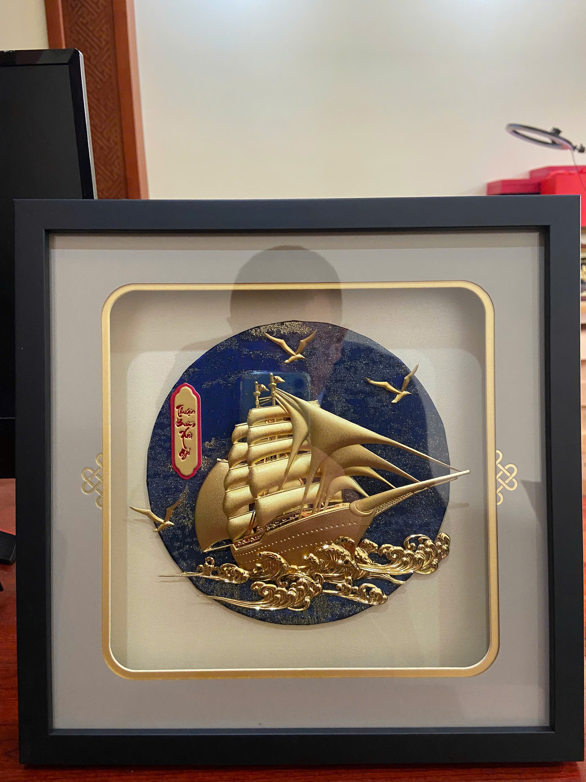 Tranh thuyền thuận buồm xuôi gió nền xanh dát vàng 24k KT 30 x 30 cm 