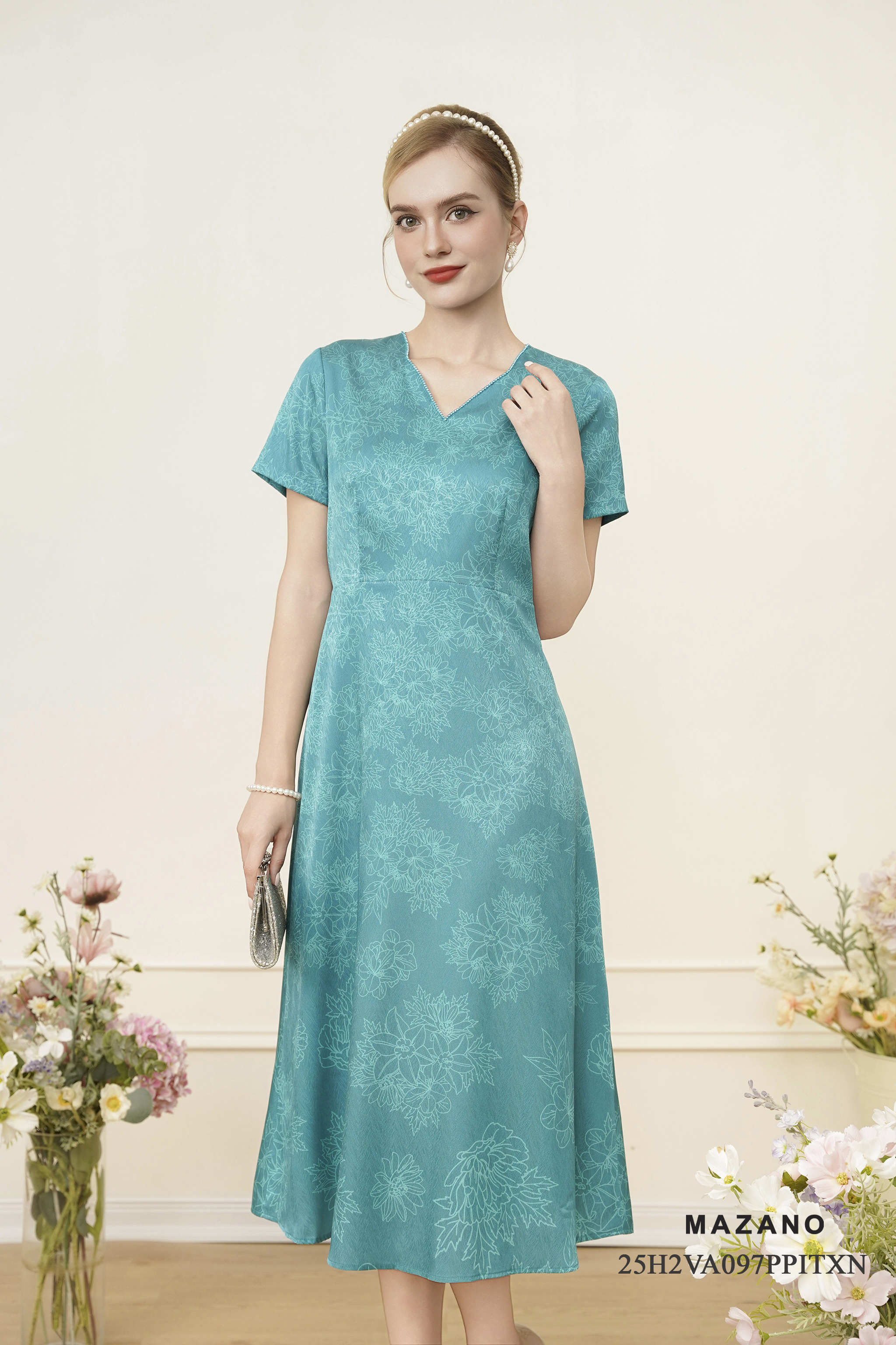 Váy Đầm Ôm Vải lụa vân chìm Hoạ tiết hoa chìm Cổ cách điệu Đính đá sang trọng Tay ngắn Dài qua bắp chân_thumbnail_2