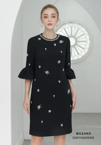 Đầm đen đính đá cườm tay loe cách điệu