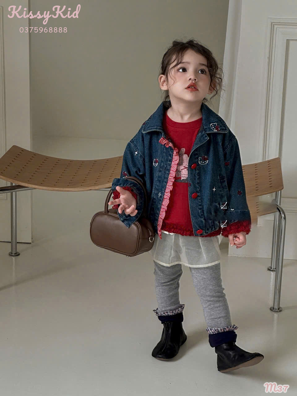 (M37) Áo khoác bò viền bèo caro đỏ thêu kitty Hey Mingxing_thumbnail_0